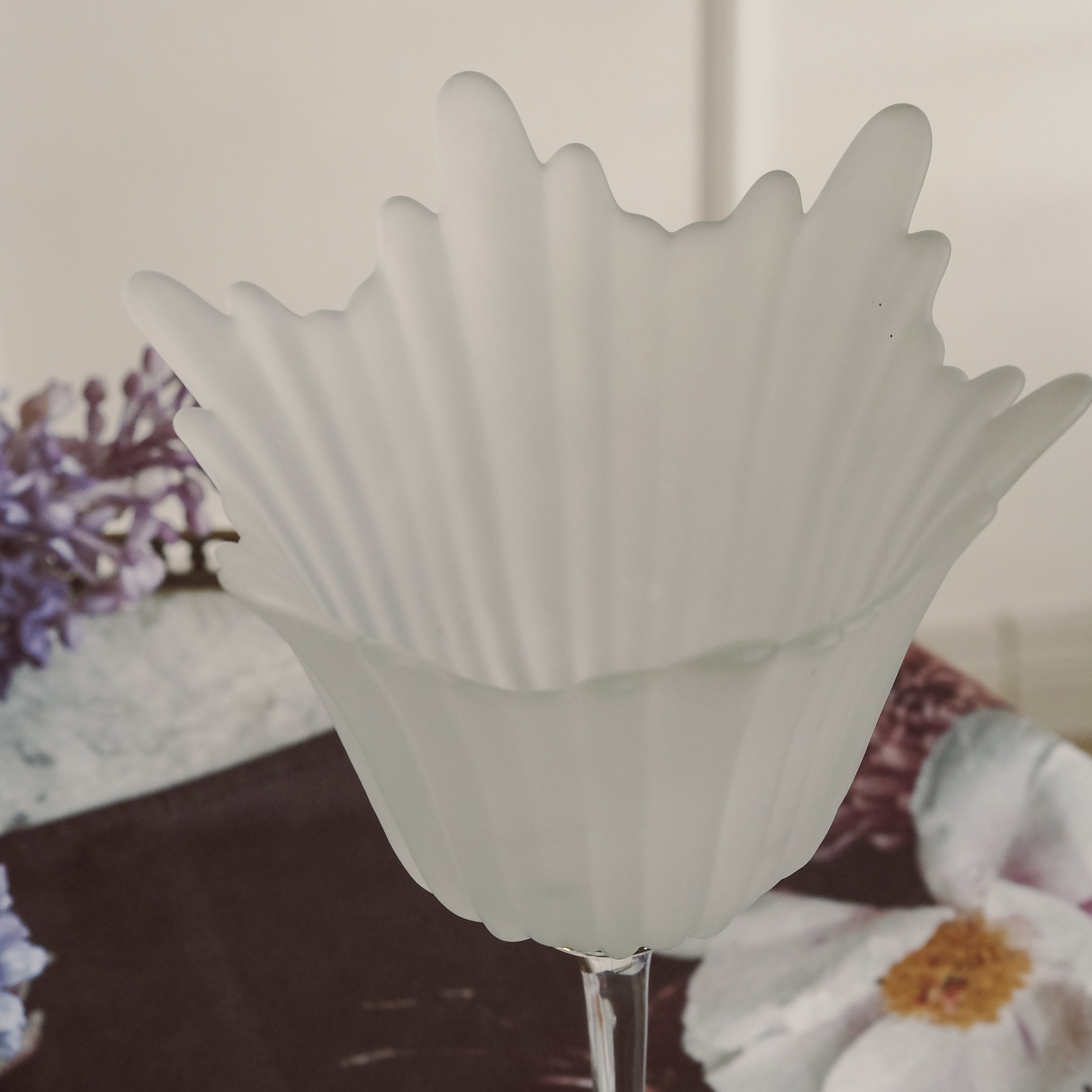 Satiniertes Glas auf Fuß · blütenförmige Schale / Dekorobjekt