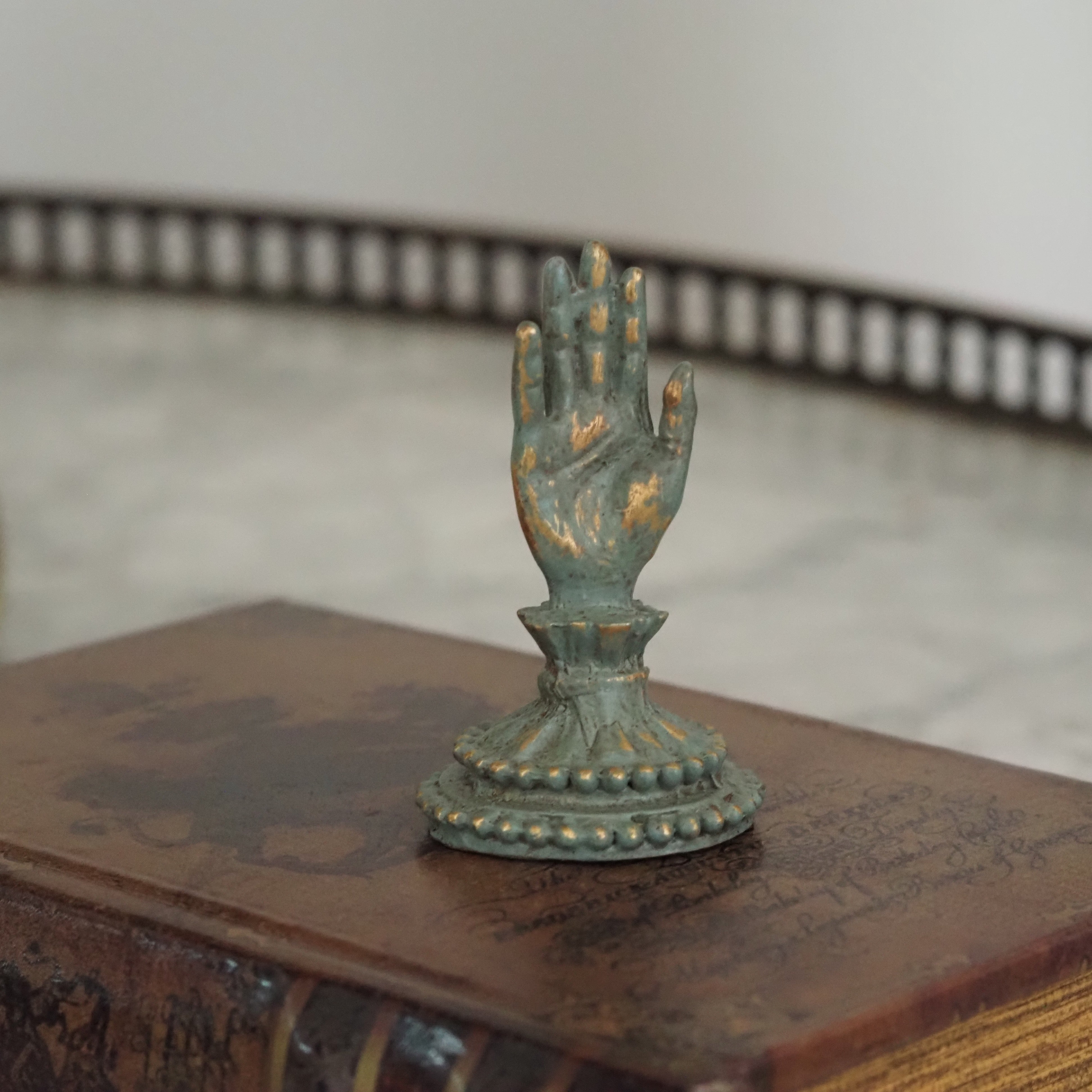 Kartenhalter Hand · Patina-Optik im Stil des Historismus