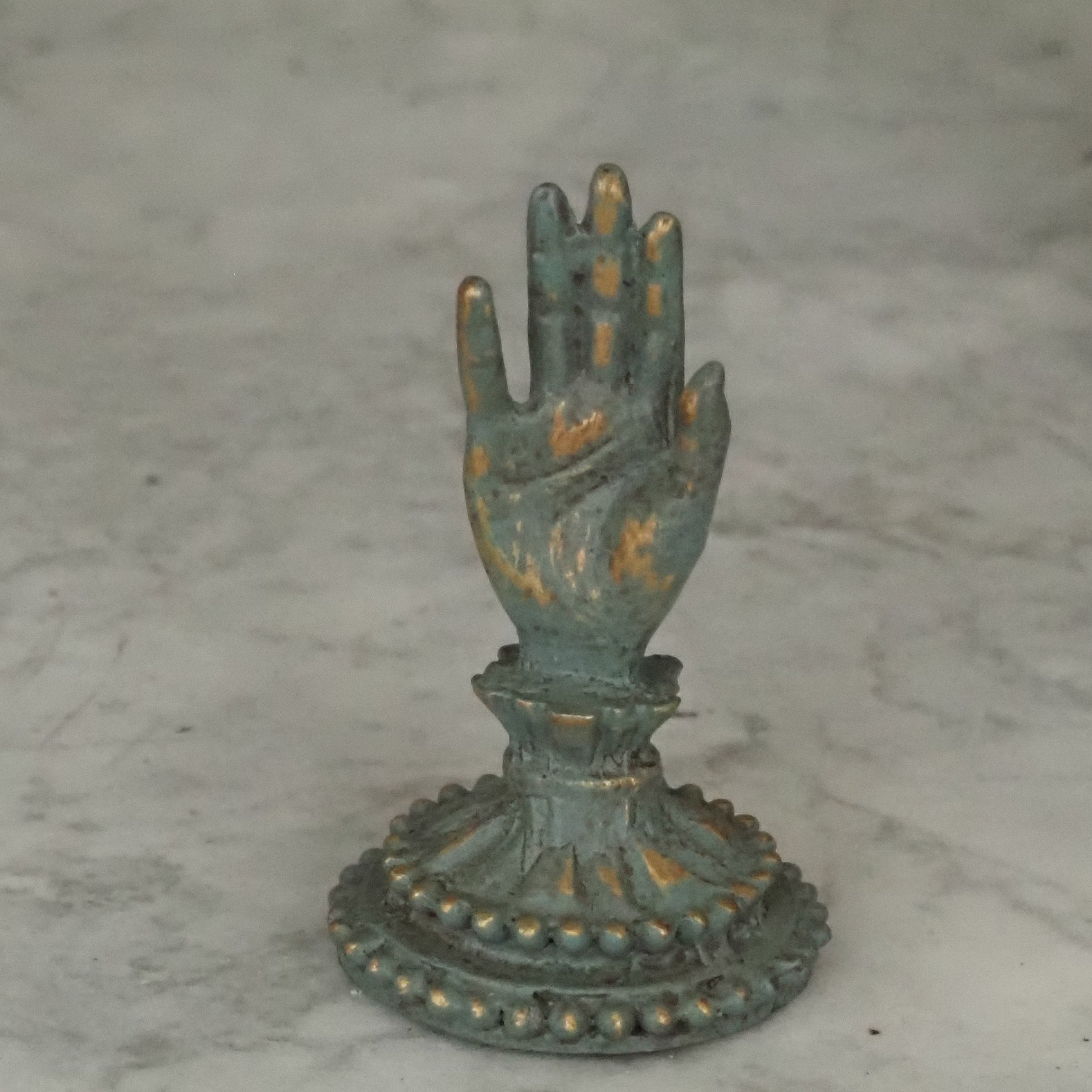Kartenhalter Hand · Patina-Optik im Stil des Historismus