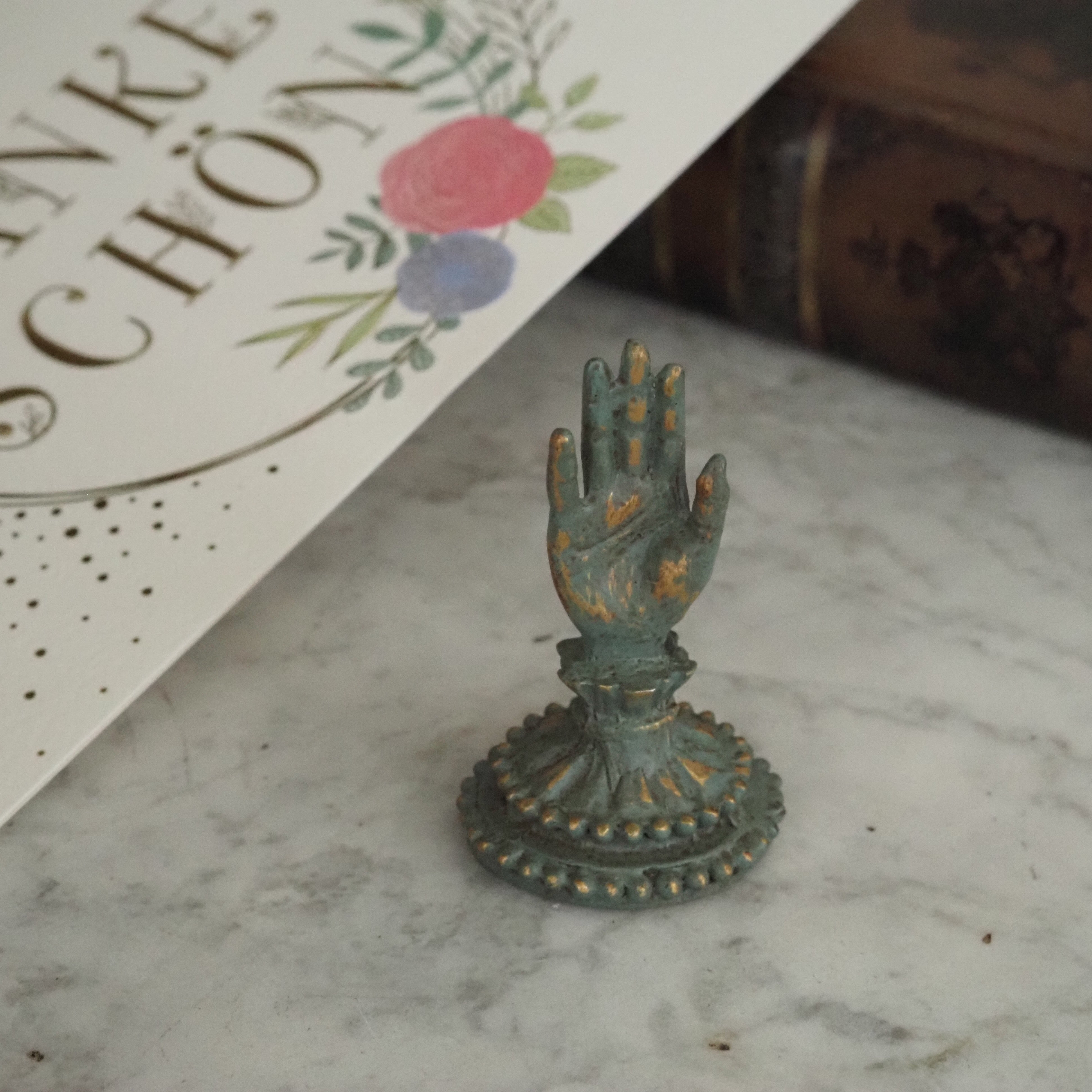 Kartenhalter Hand · Patina-Optik im Stil des Historismus