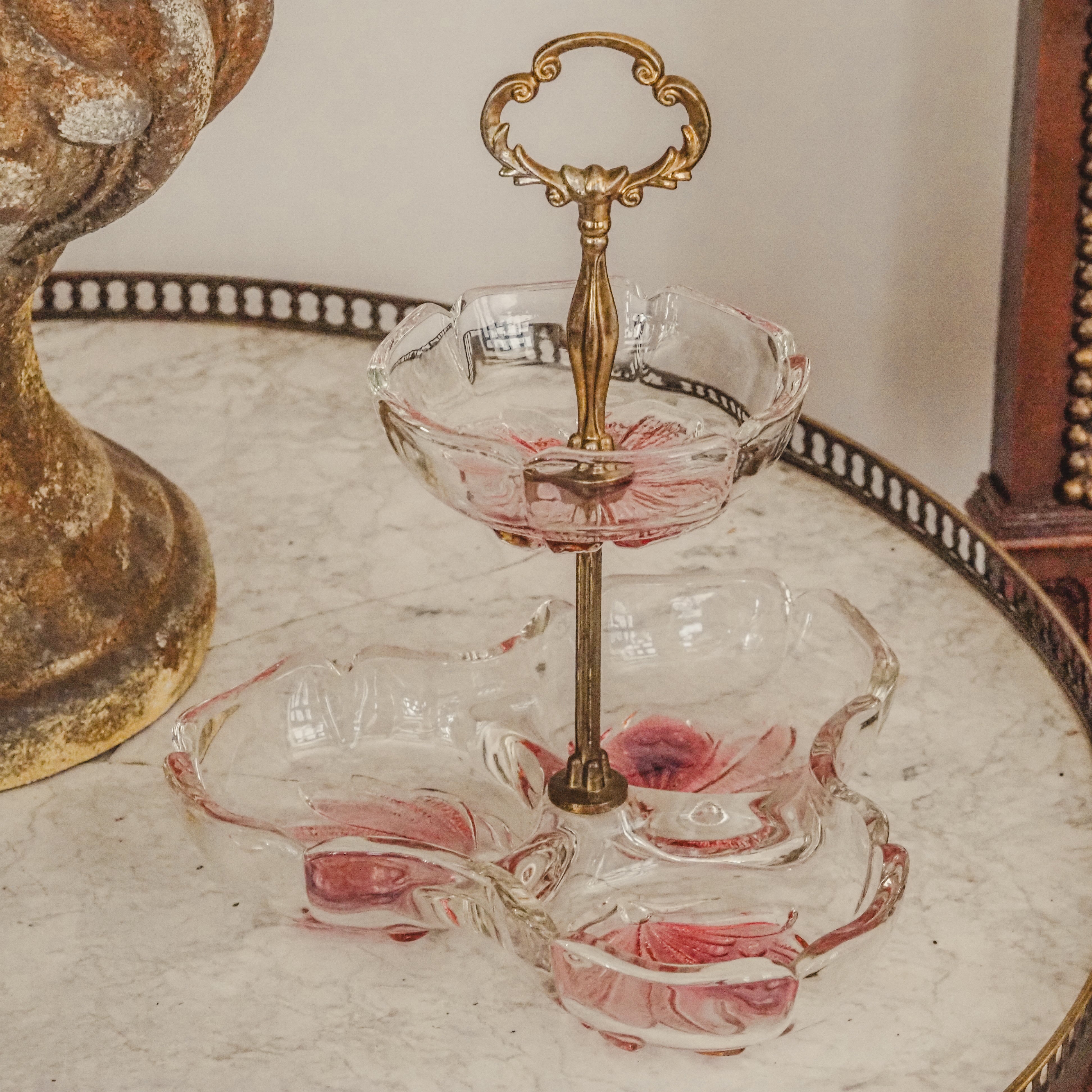 Etagere Glas Rosa · Zweistöckig mit Blütenrelief und messingfarbenem Halter