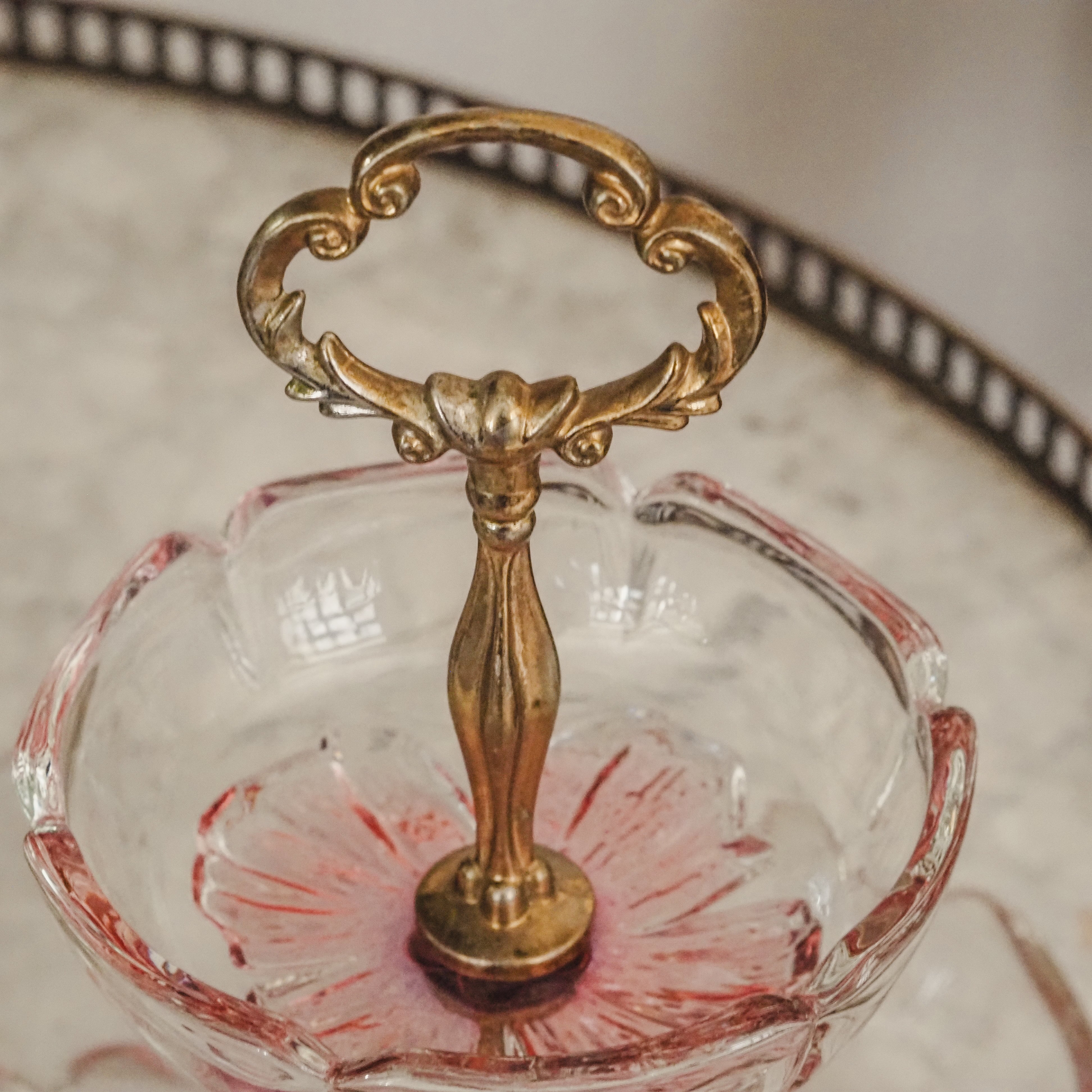 Etagere Glas Rosa · Zweistöckig mit Blütenrelief und messingfarbenem Halter