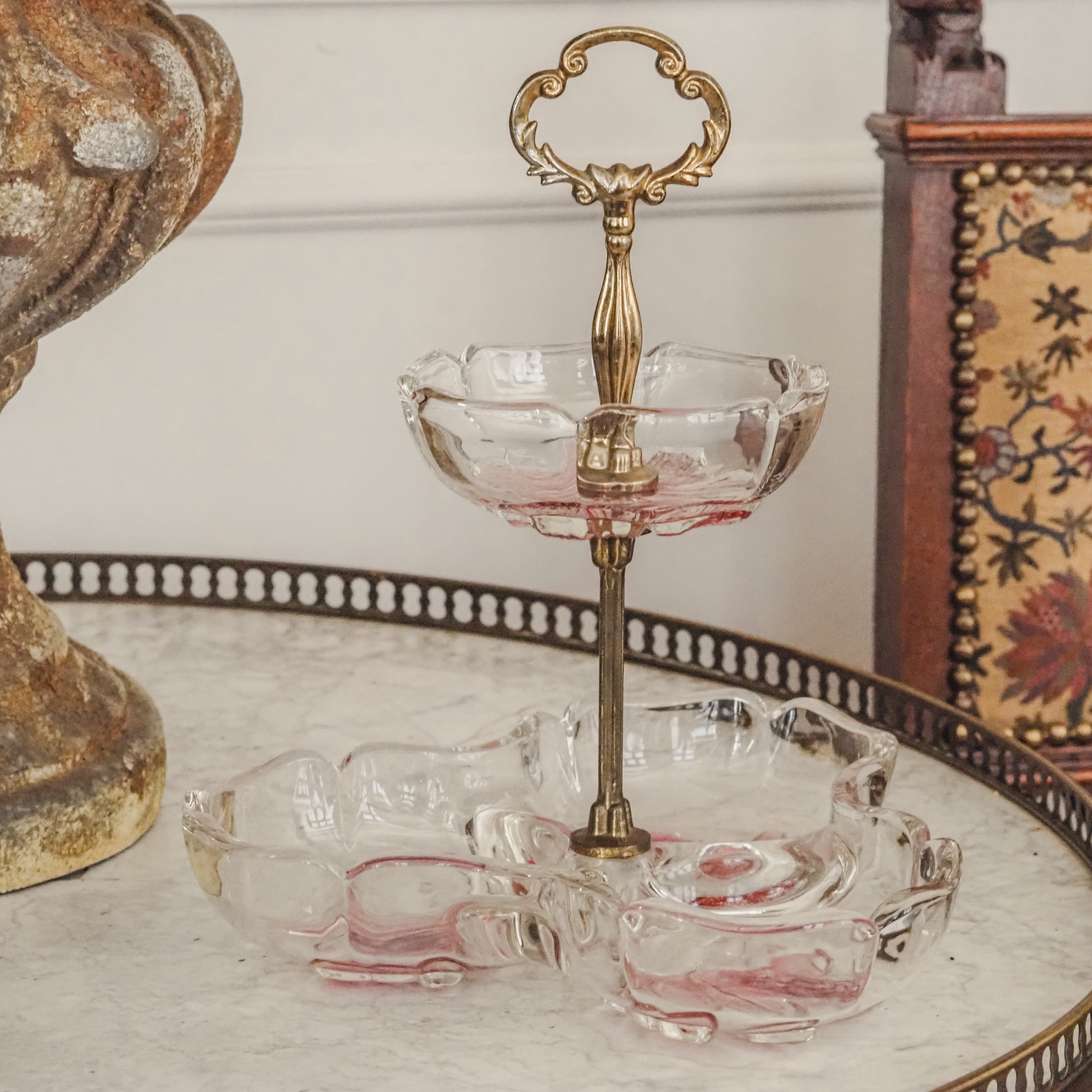 Etagere Glas Rosa · Zweistöckig mit Blütenrelief und messingfarbenem Halter