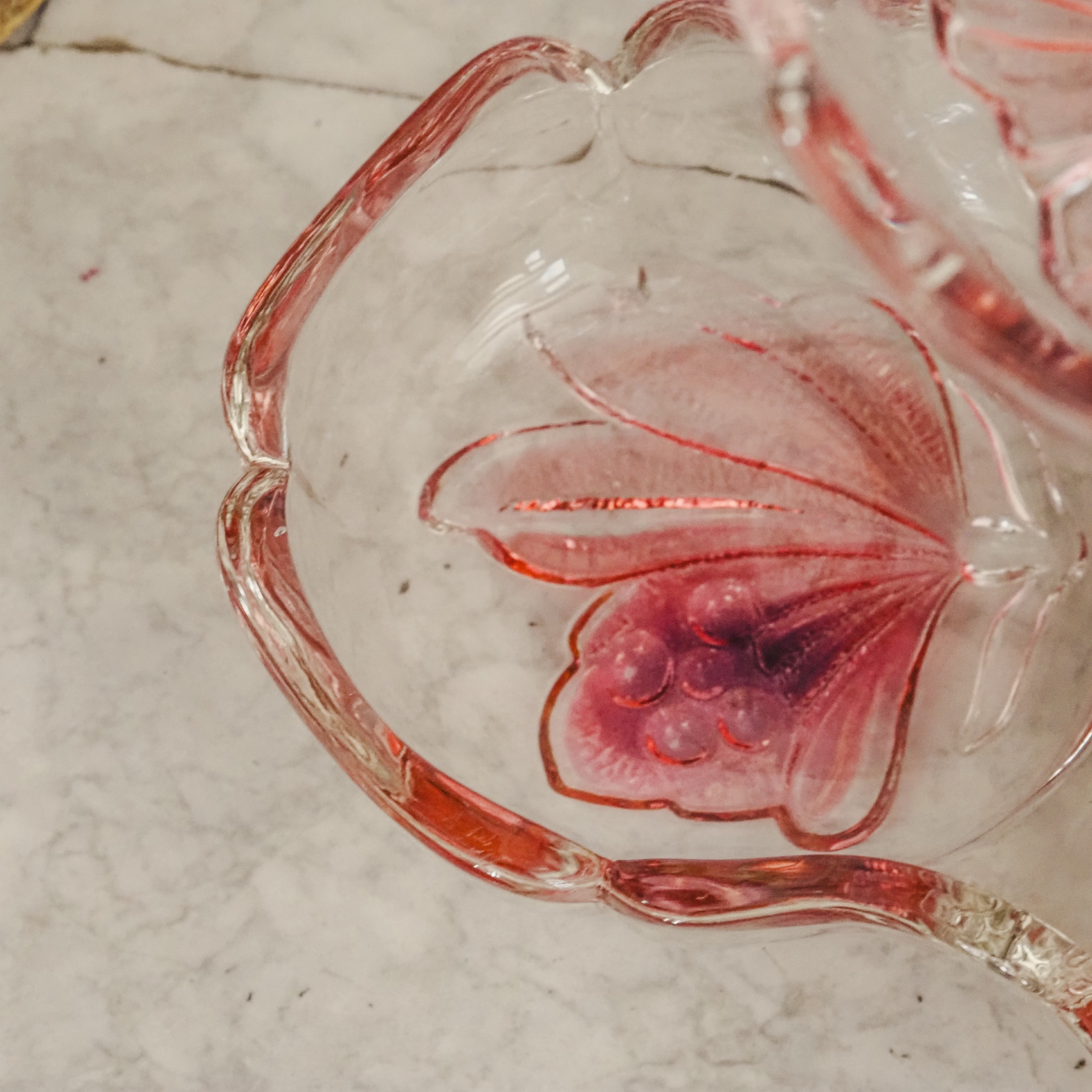Etagere Glas Rosa · Zweistöckig mit Blütenrelief und messingfarbenem Halter
