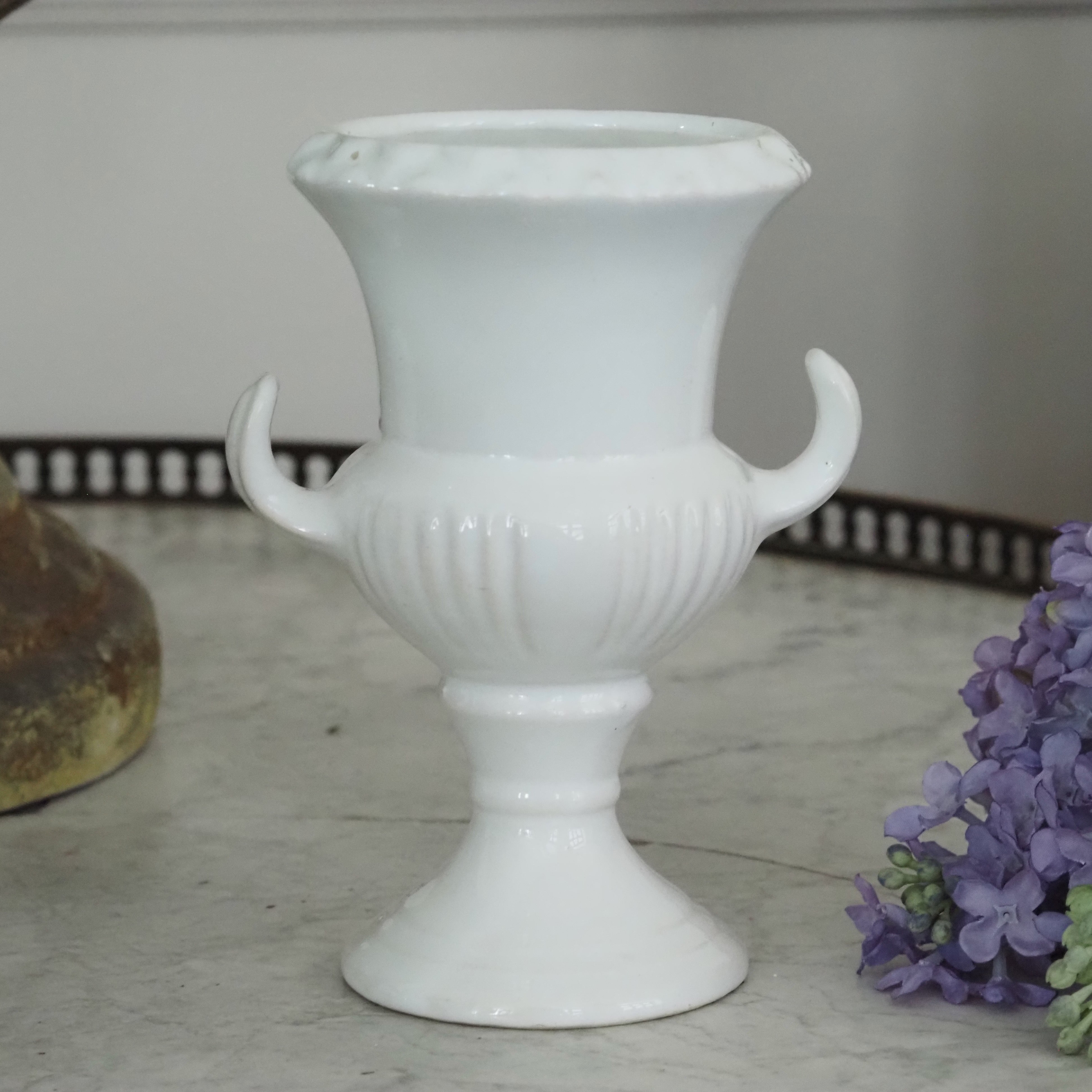 Blumenvase Steingut Weiß · Medici-Form mit Henkeln, wohl Mitte 20. Jahrhundert