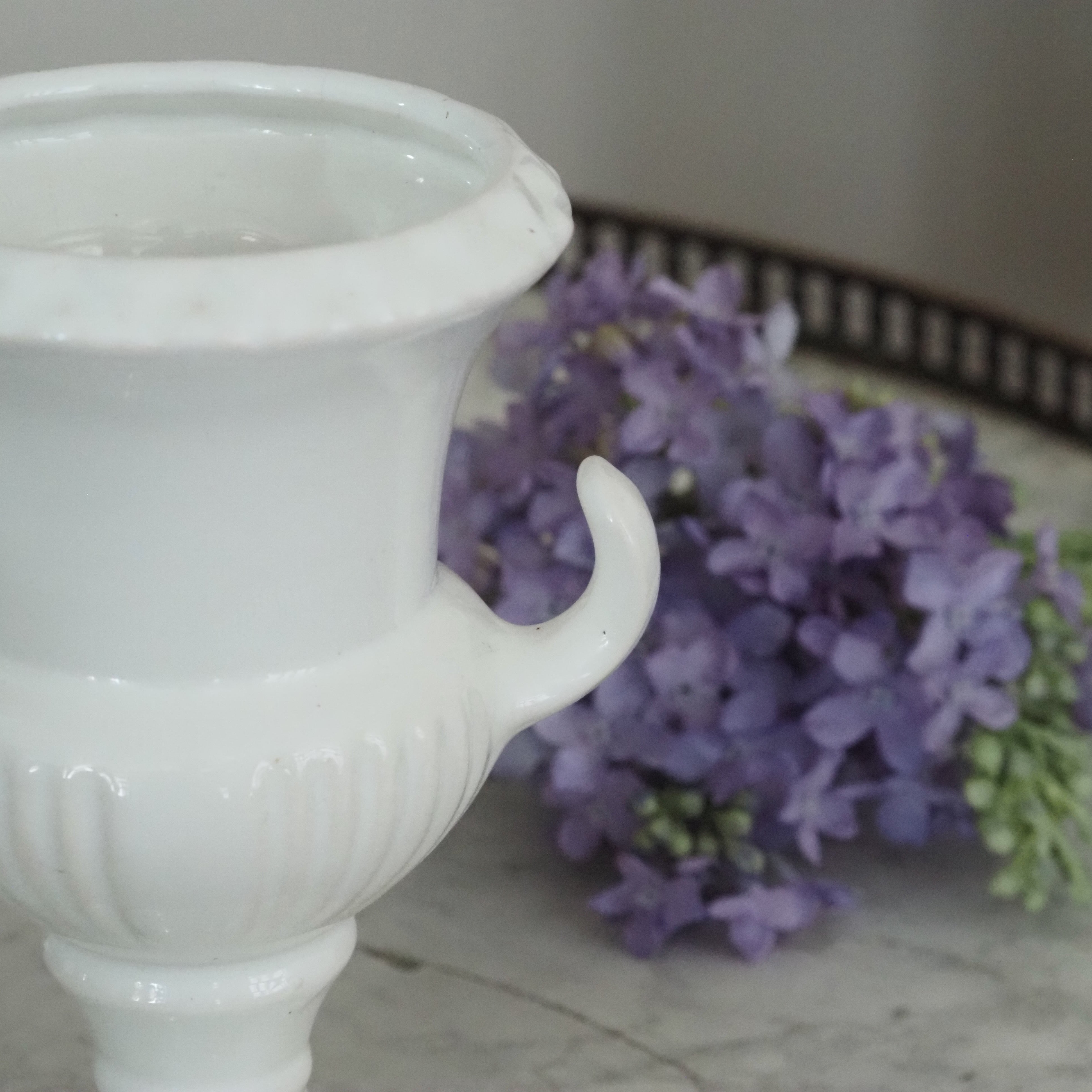 Blumenvase Steingut Weiß · Medici-Form mit Henkeln, wohl Mitte 20. Jahrhundert