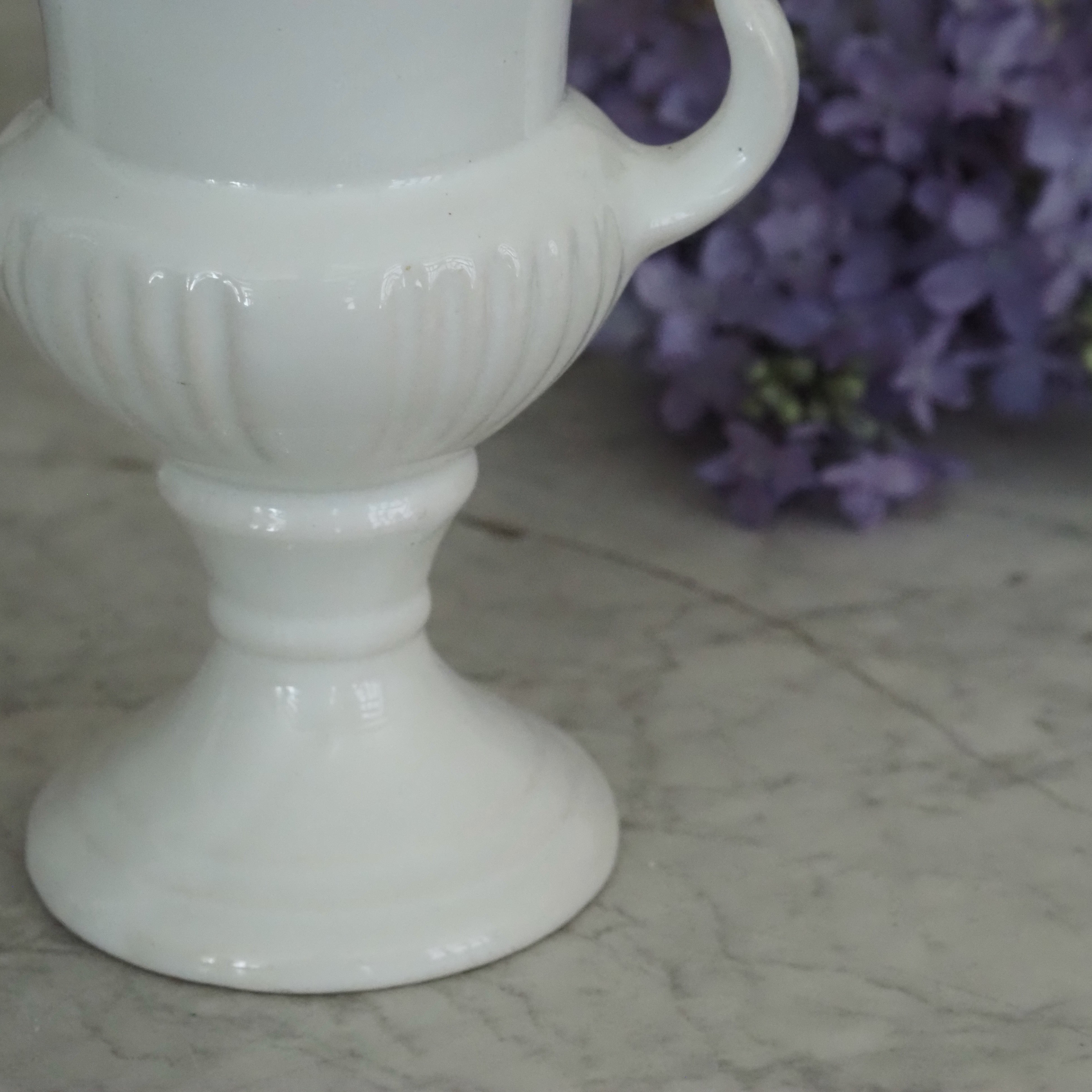 Blumenvase Steingut Weiß · Medici-Form mit Henkeln, wohl Mitte 20. Jahrhundert
