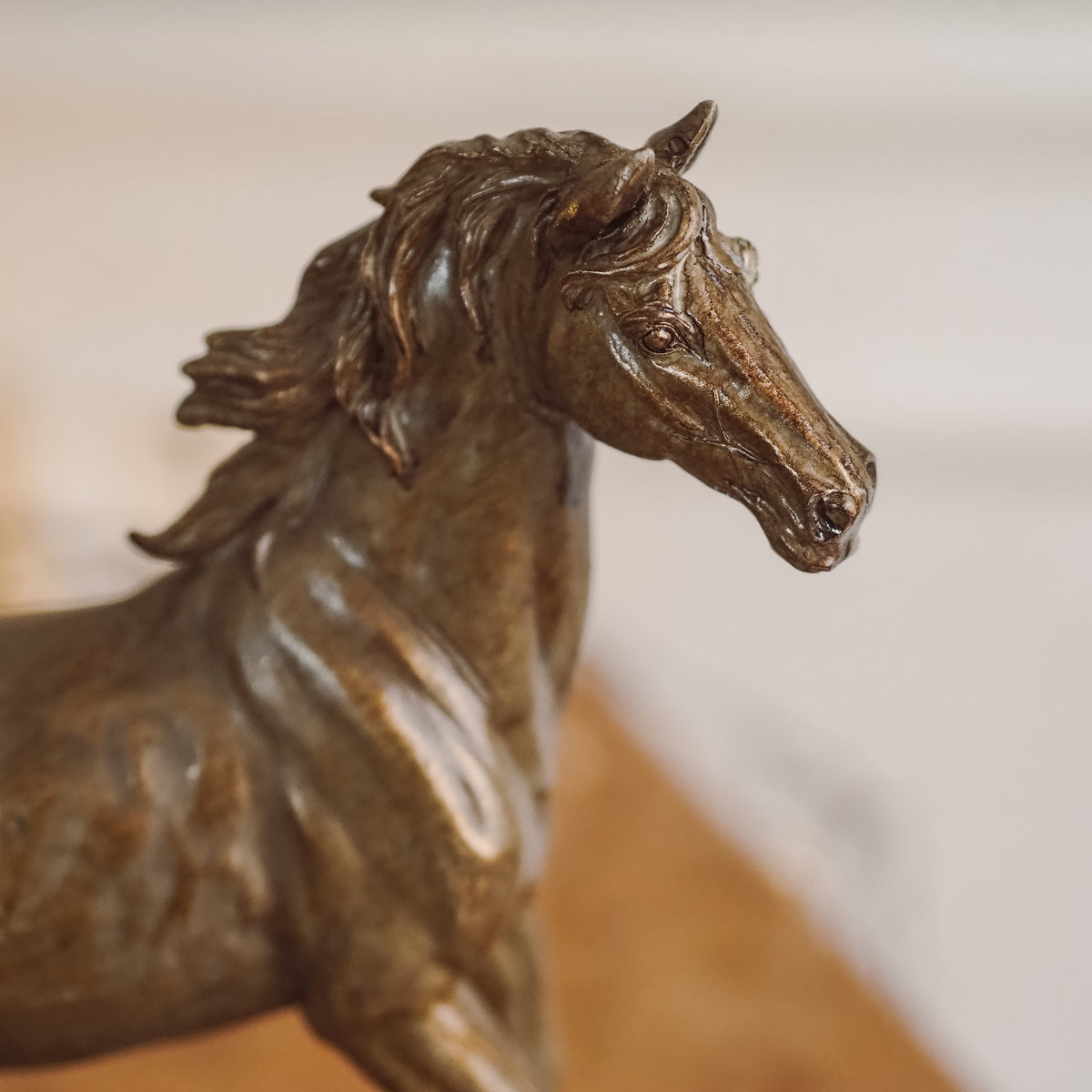 Figur Pferd Bronzeoptik · Trabender Hengst im Animalier-Stil