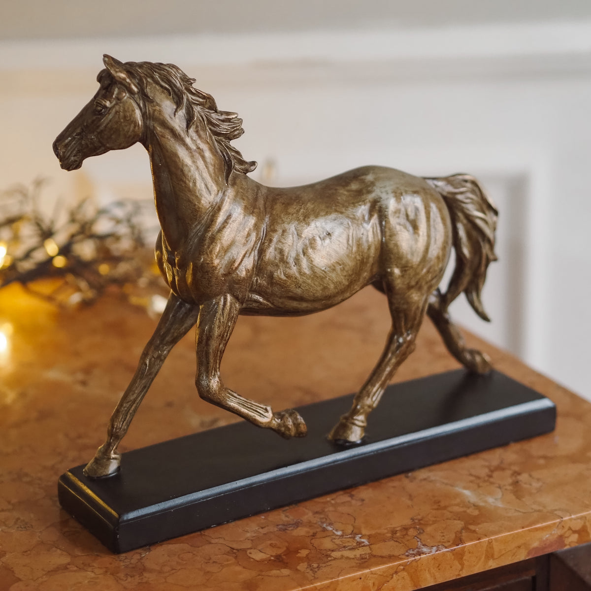 Figur Pferd Bronzeoptik · Trabender Hengst im Animalier-Stil