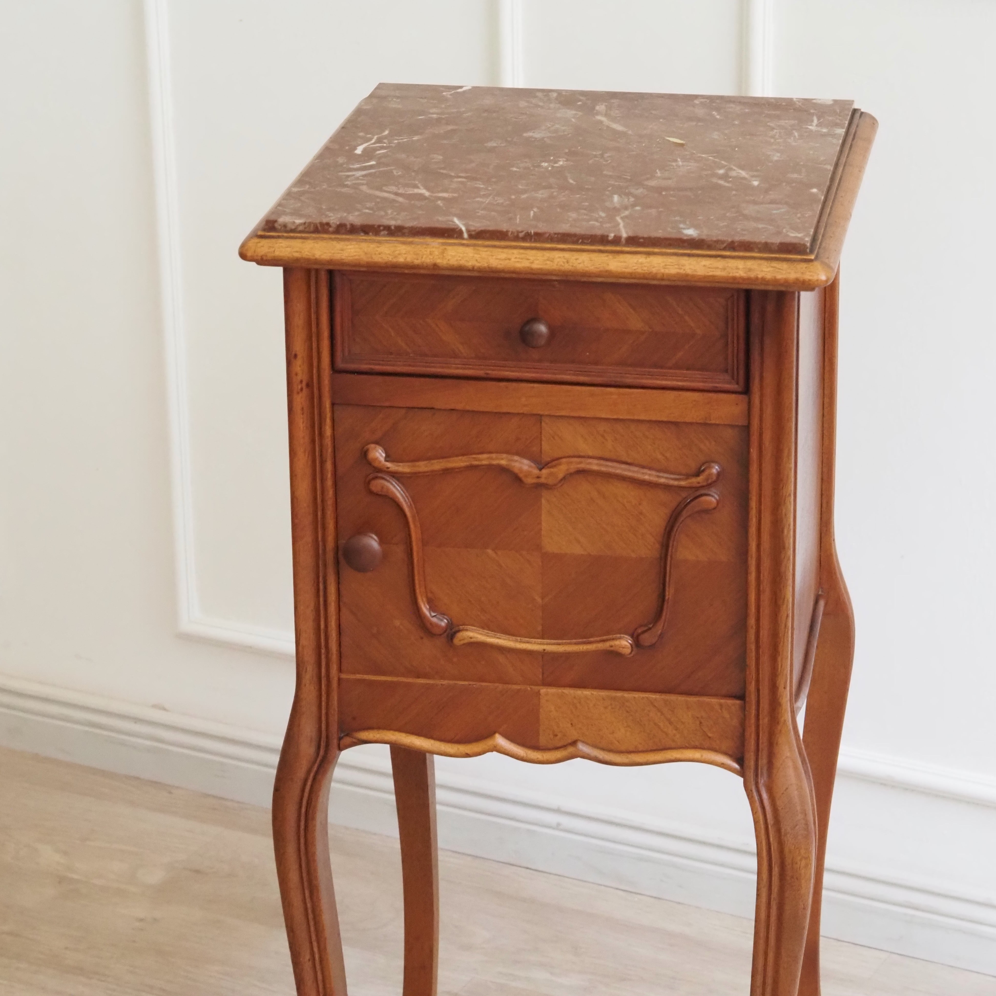 Antiker Nachttisch Louis XV mit Marmorplatte um 1900