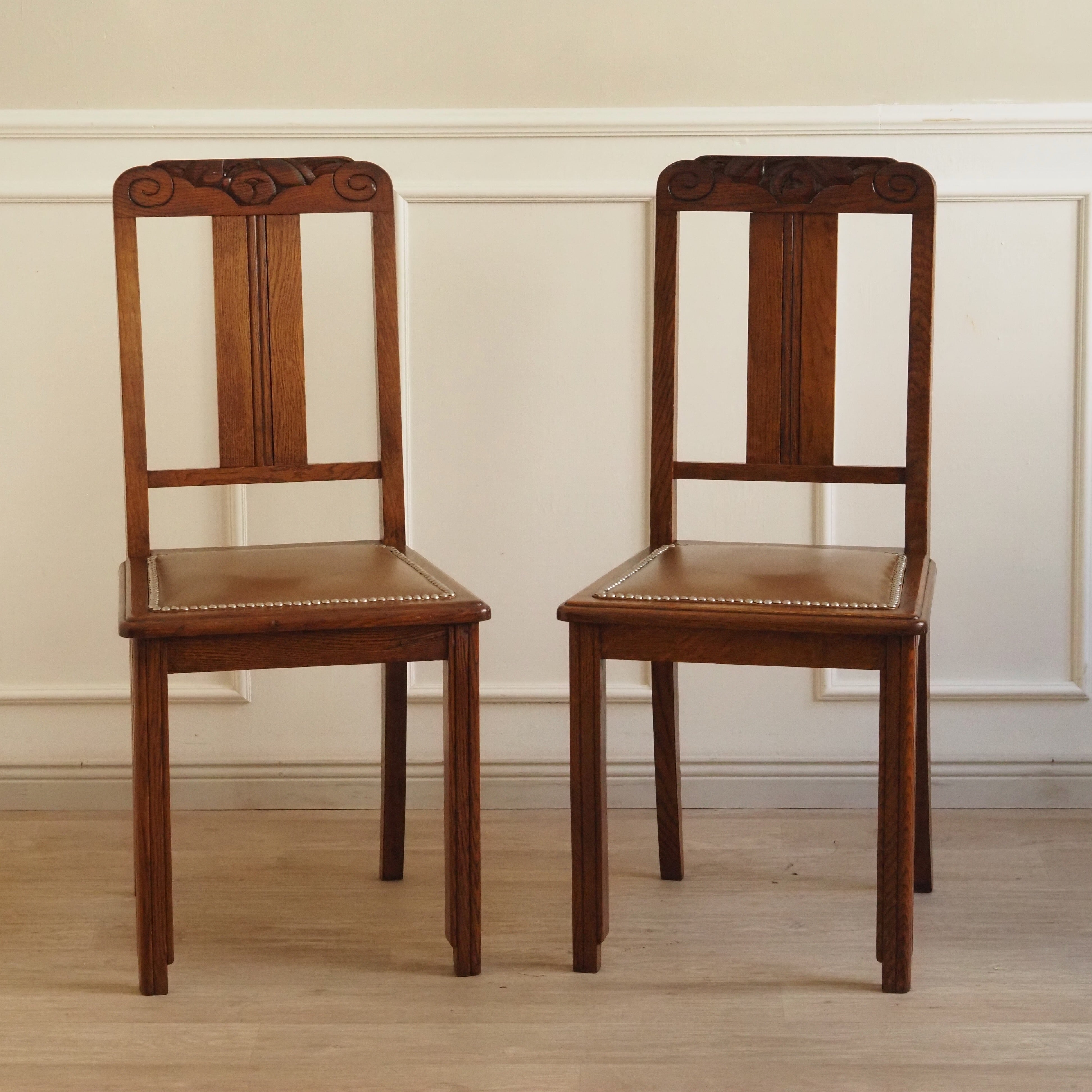 Jugendstil Stühle Eiche 6er Set um 1900 – geschnitzte Lehnen, Kunstlederbezug