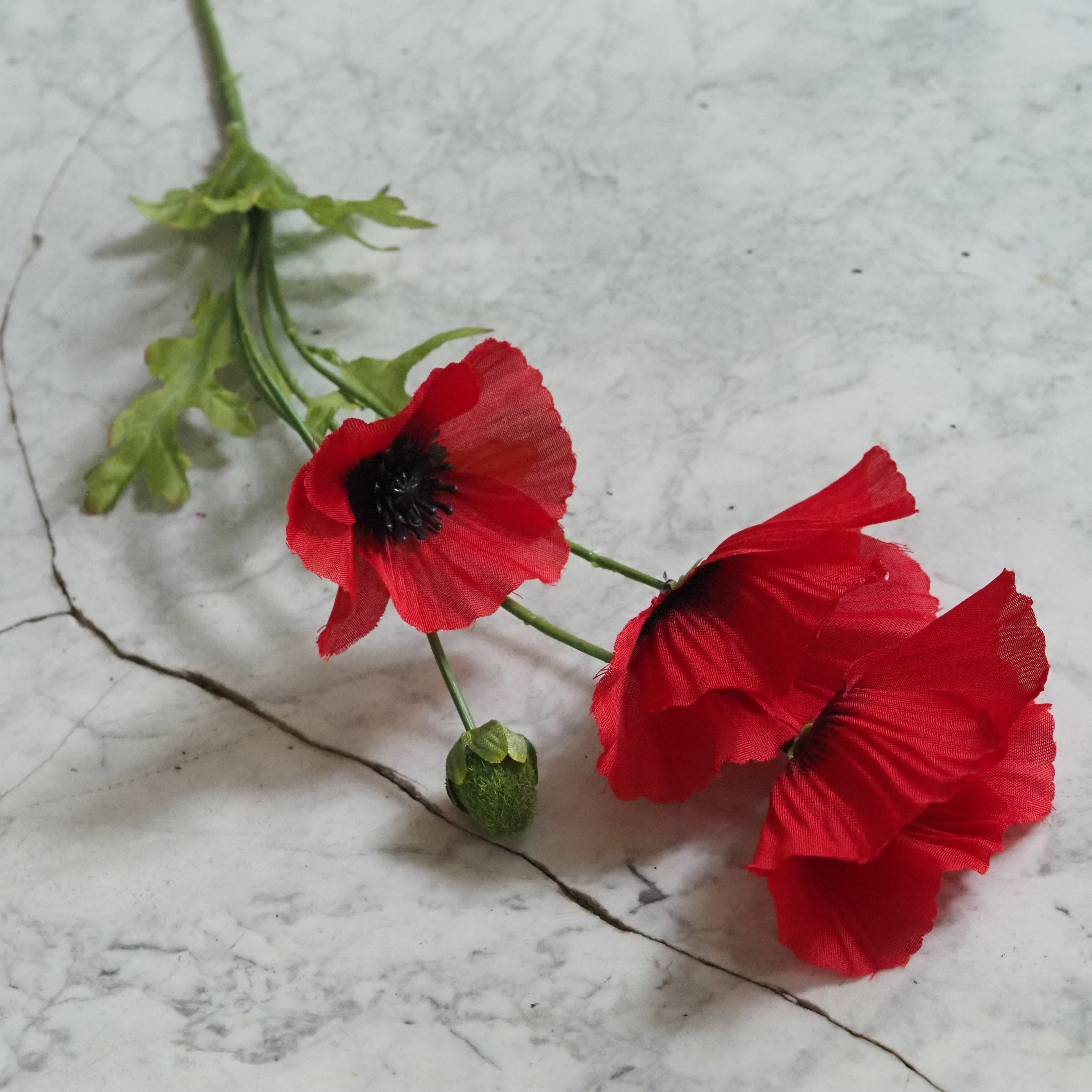 Mohnzweig Rot · Textilblüte mit Knospe im naturgetreuen Stil