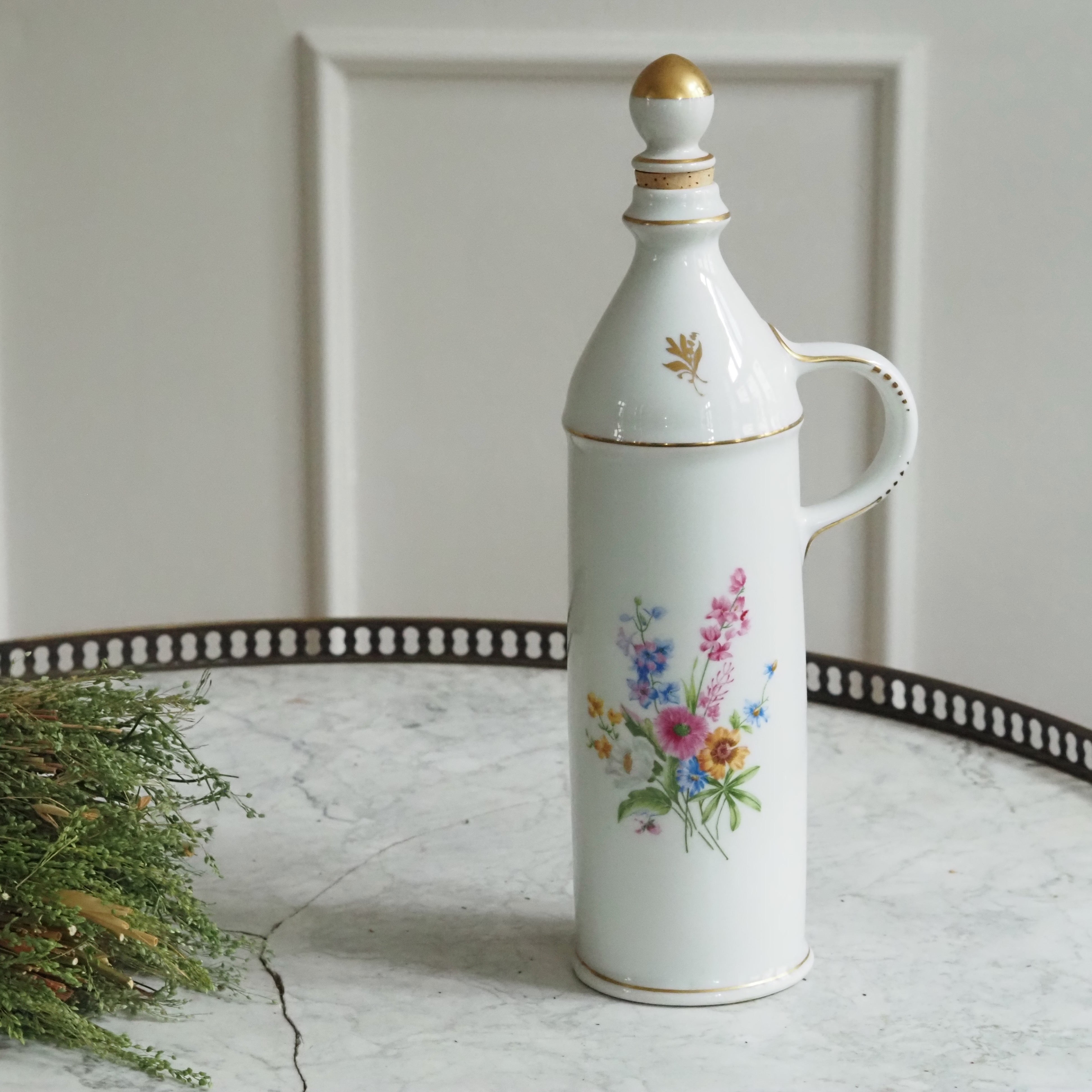 Essiggefäß · Porzellan mit floralem Dekor und Korkverschluss