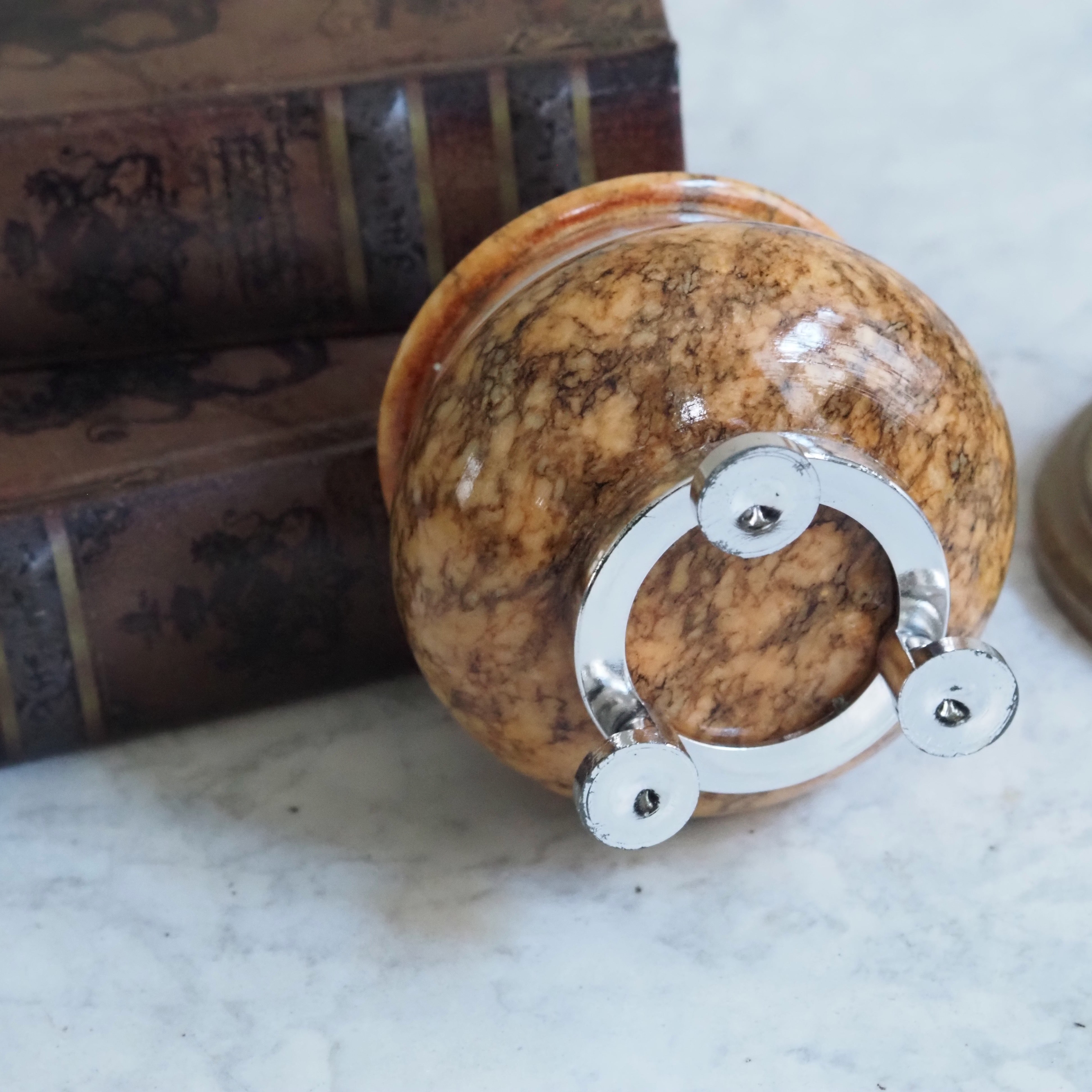 Steindose mit Deckel · Marmor / Onyx · Kleinobjekt