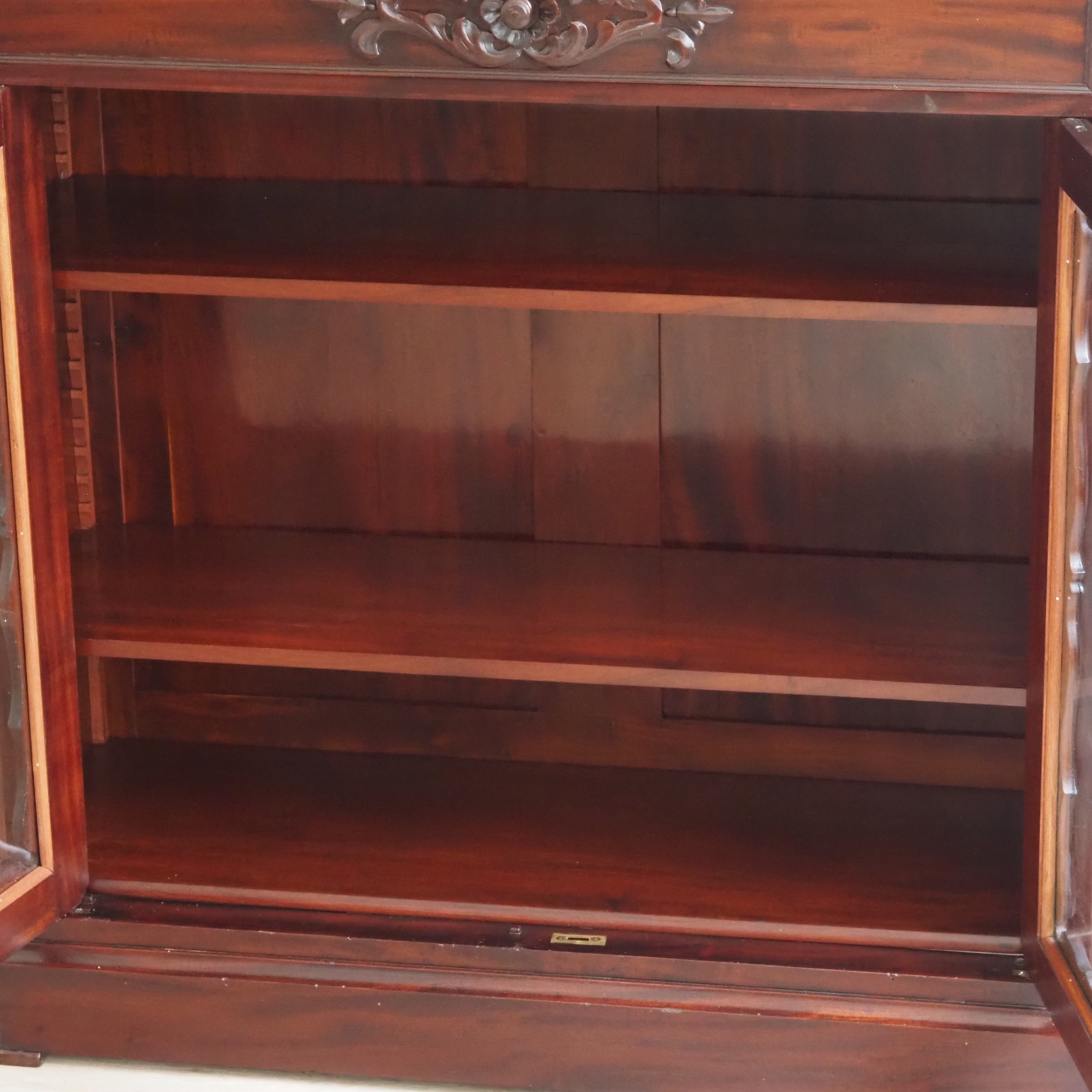 Vitrine Mahagoni – zweitüriger verglaster Schauschrank im Rokoko-Stil