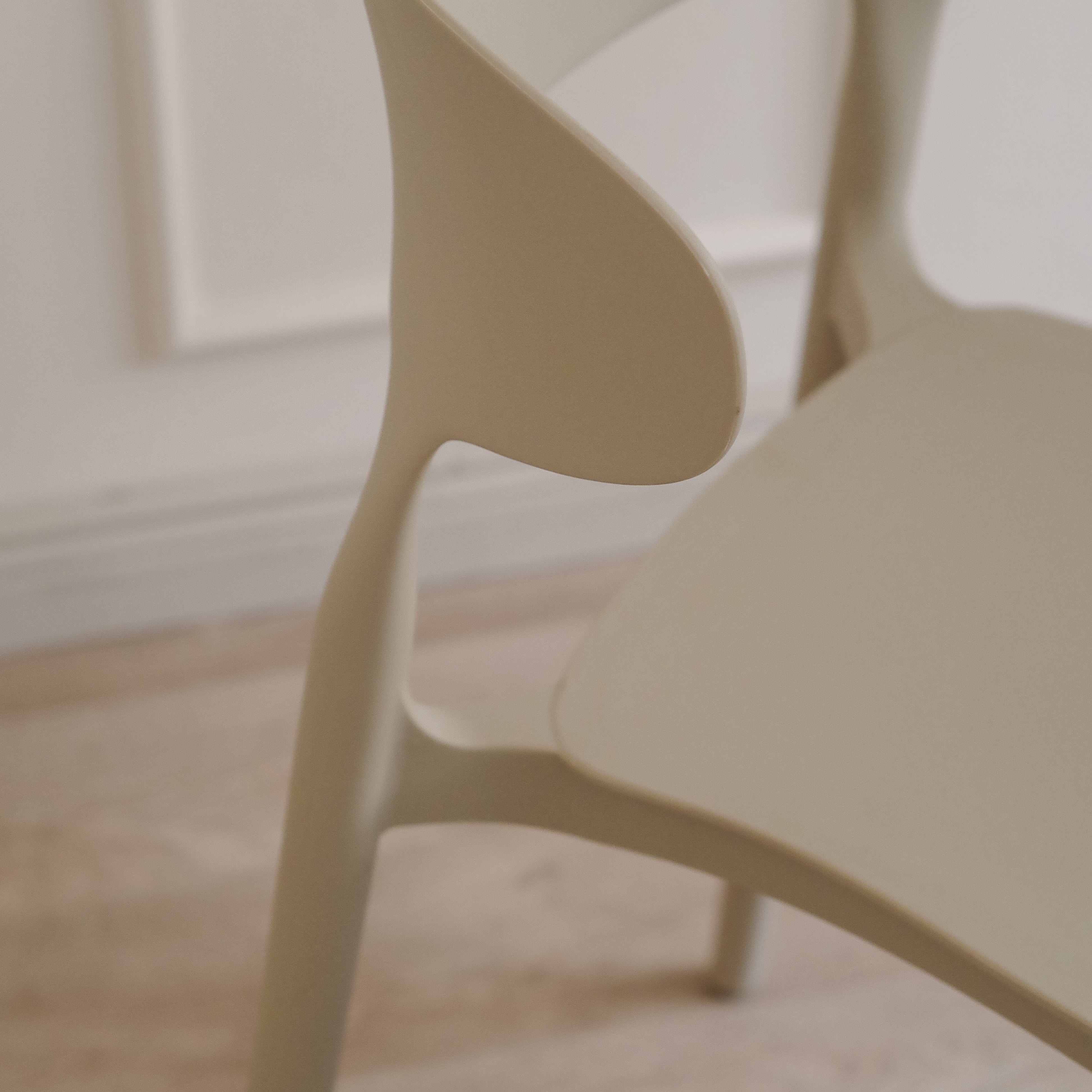 Esszimmerstuhl mit umgreifender Rückenlehne – Khaki, stapelbar