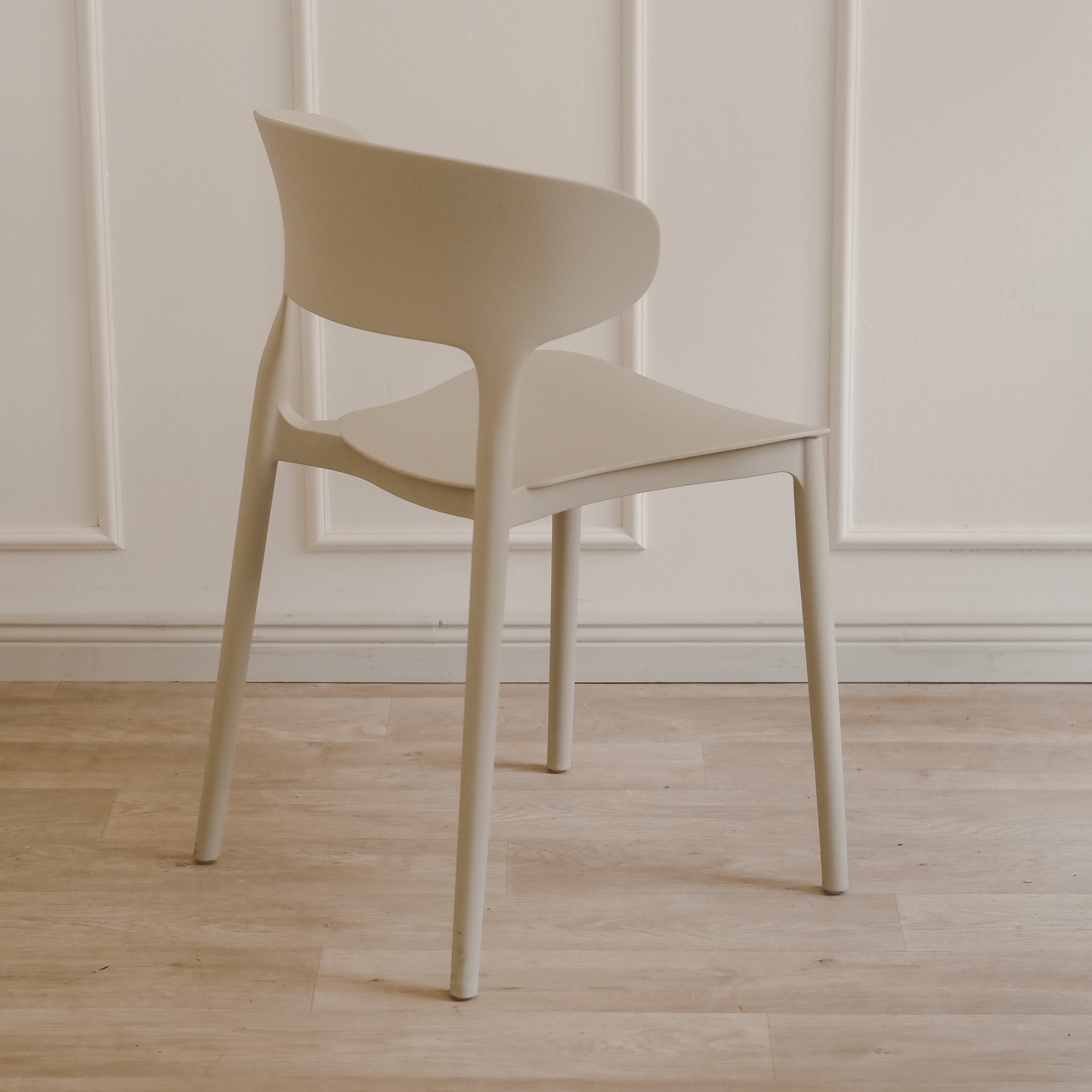 Esszimmerstuhl mit umgreifender Rückenlehne – Khaki, stapelbar
