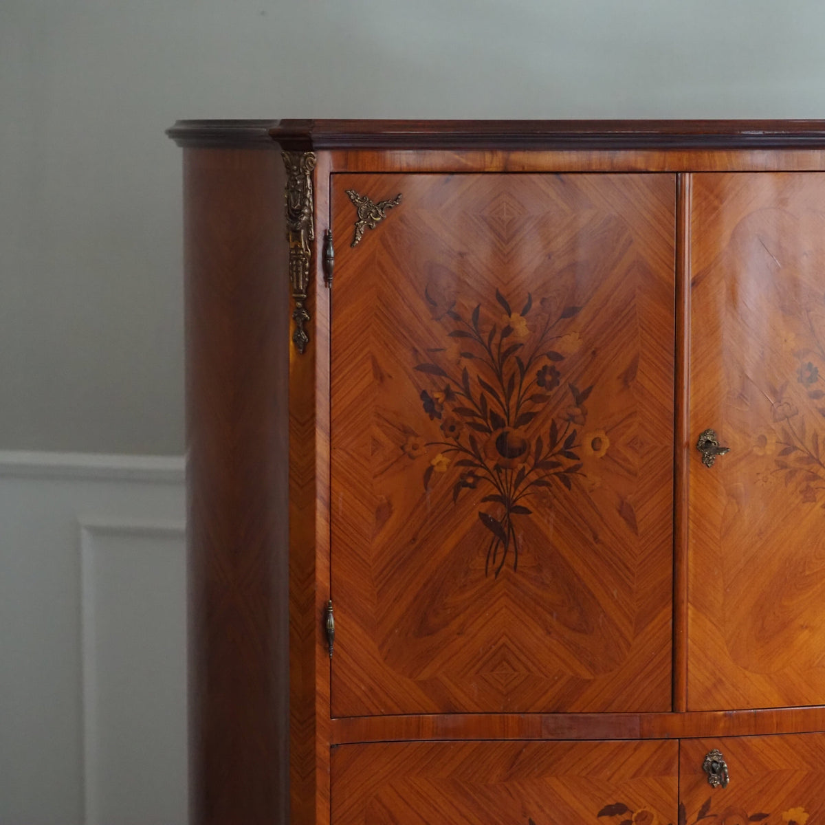 Schrank Louis XV Stil mit Blumenintarsien
