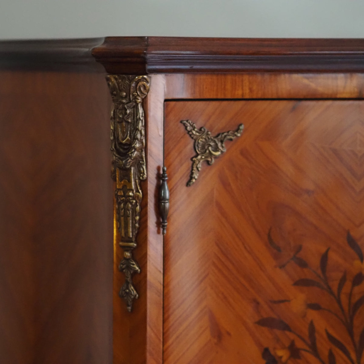 Schrank Louis XV Stil mit Blumenintarsien