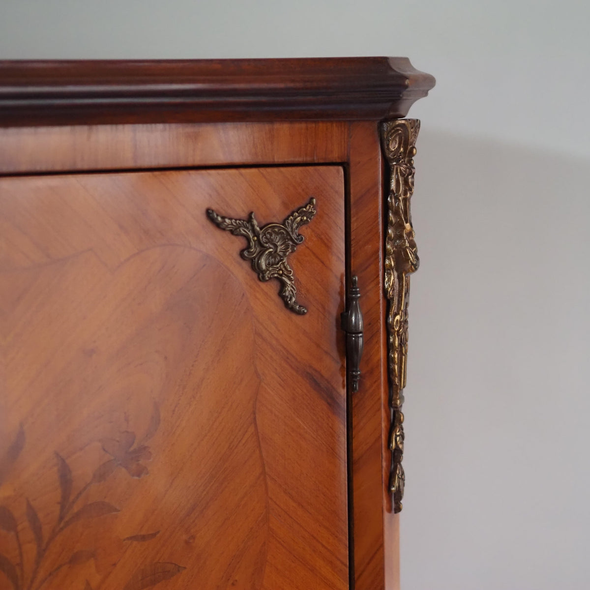 Schrank Louis XV Stil mit Blumenintarsien