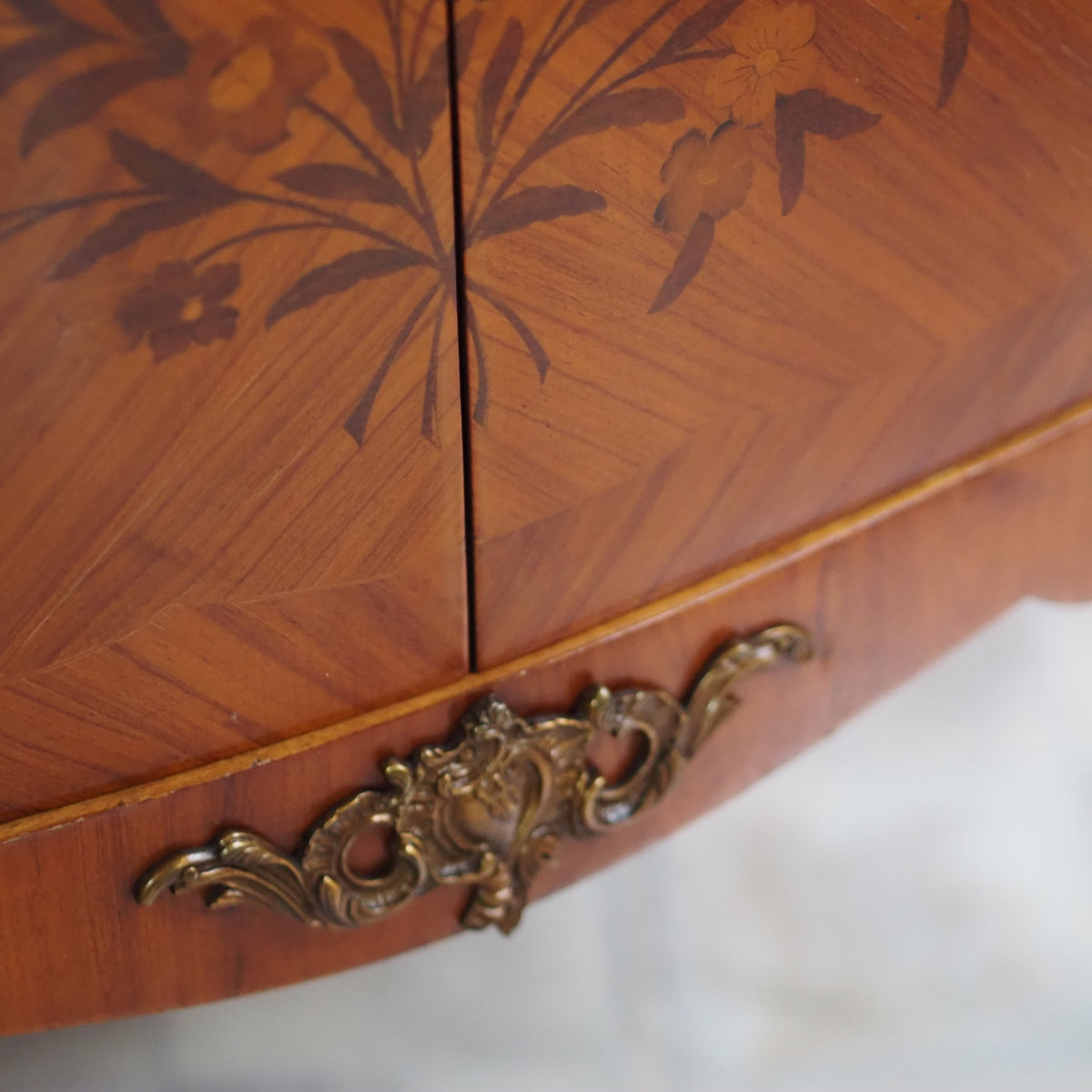 Schrank Louis XV Stil mit Blumenintarsien