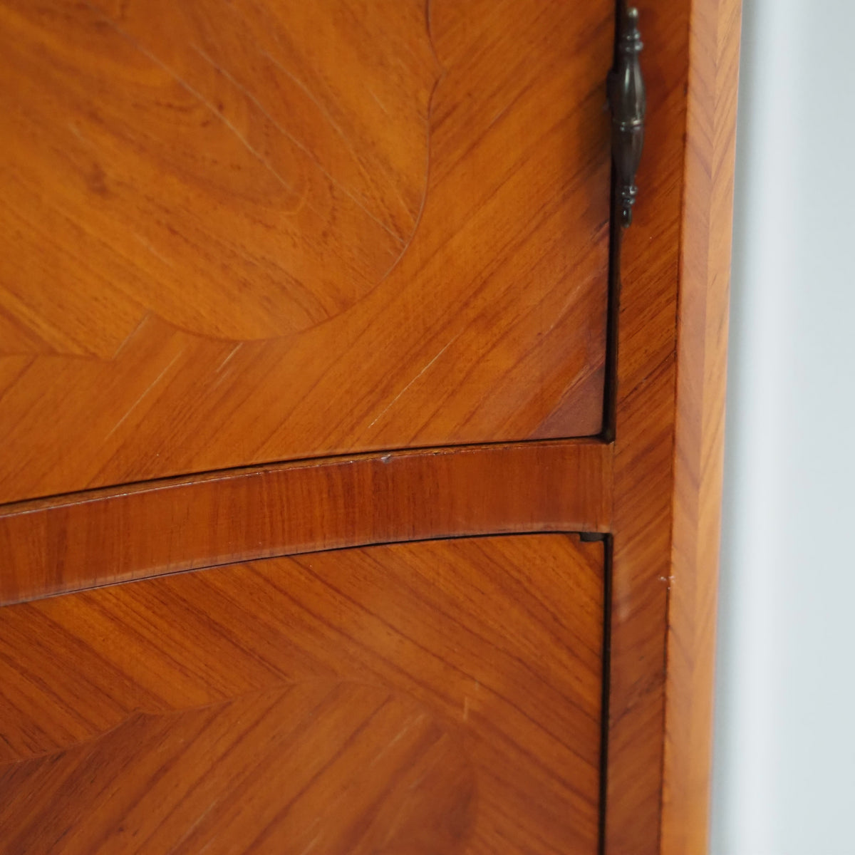 Schrank Louis XV Stil mit Blumenintarsien