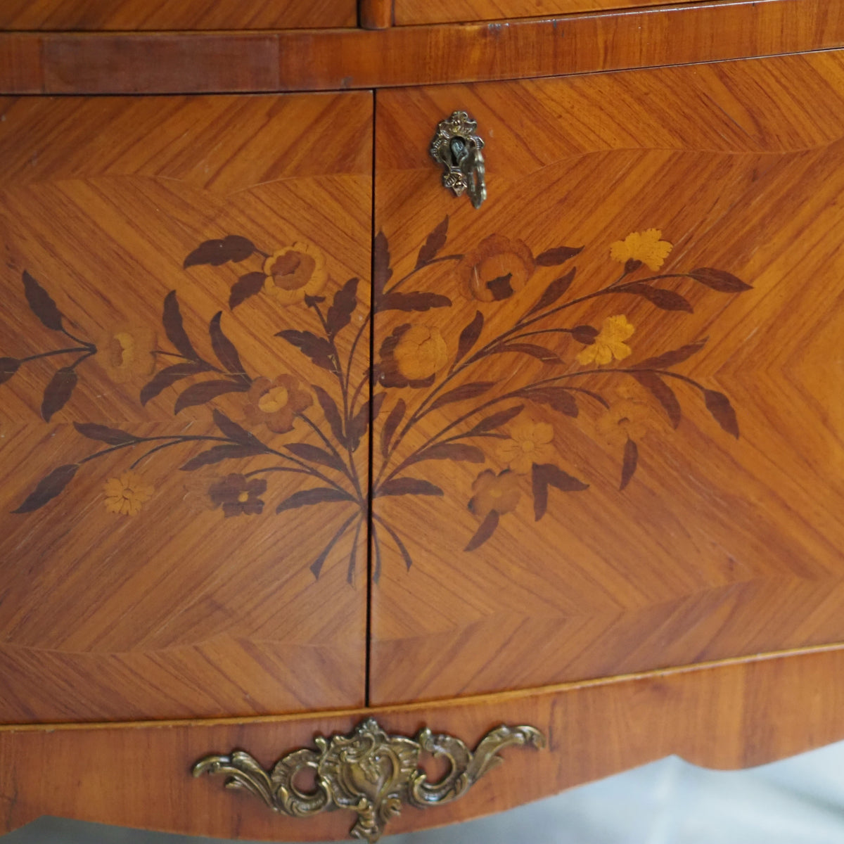 Schrank Louis XV Stil mit Blumenintarsien