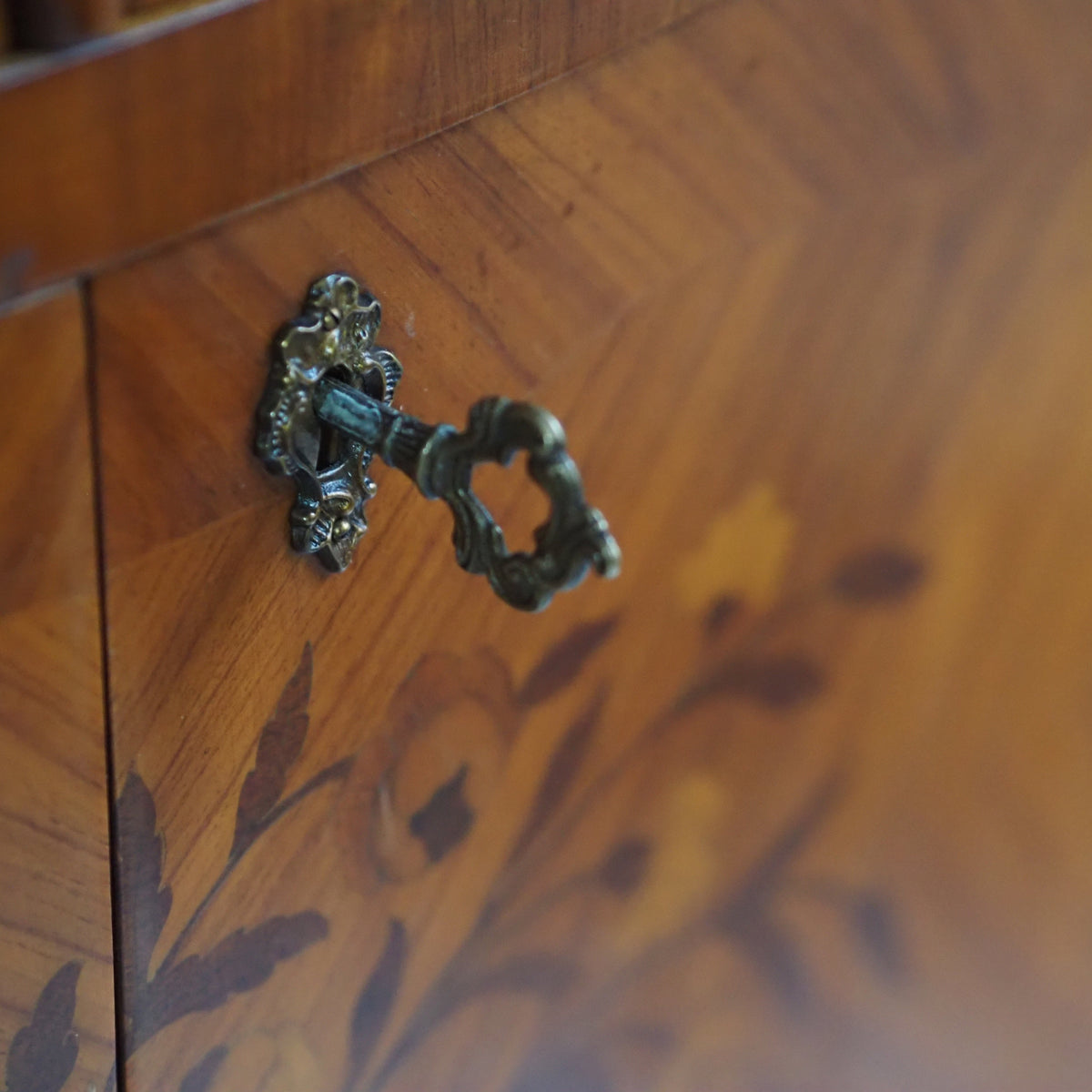 Schrank Louis XV Stil mit Blumenintarsien