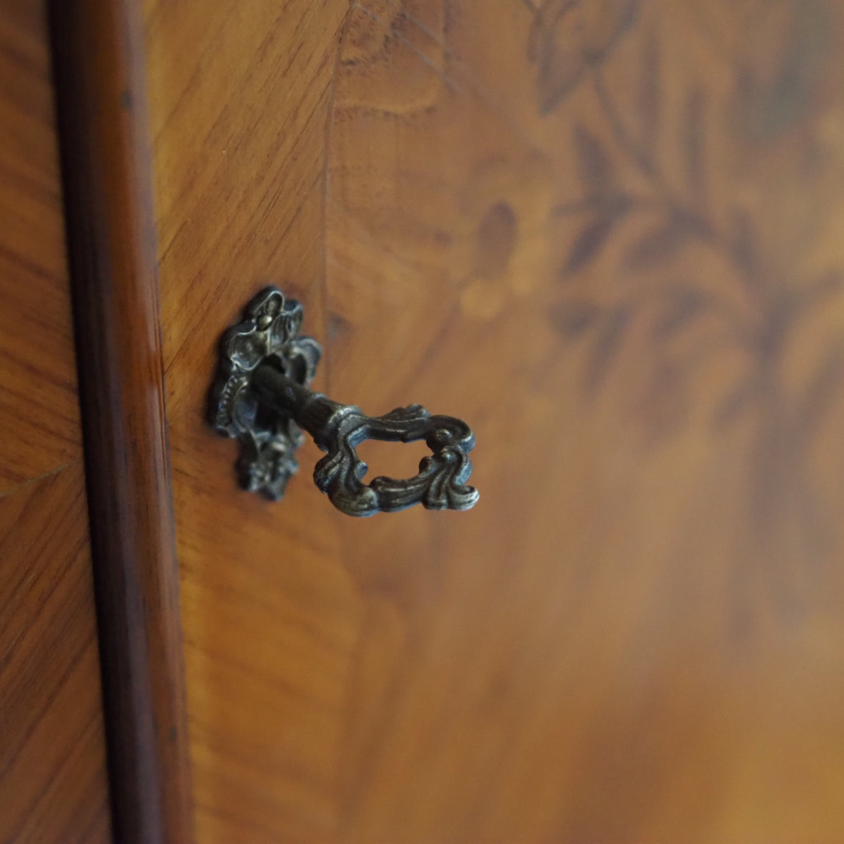 Schrank Louis XV Stil mit Blumenintarsien