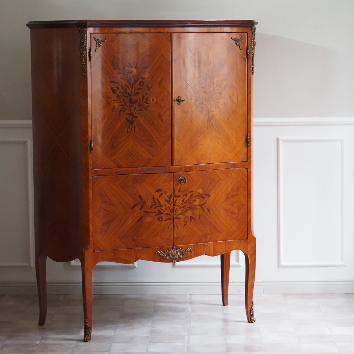 Schrank Louis XV Stil mit Blumenintarsien