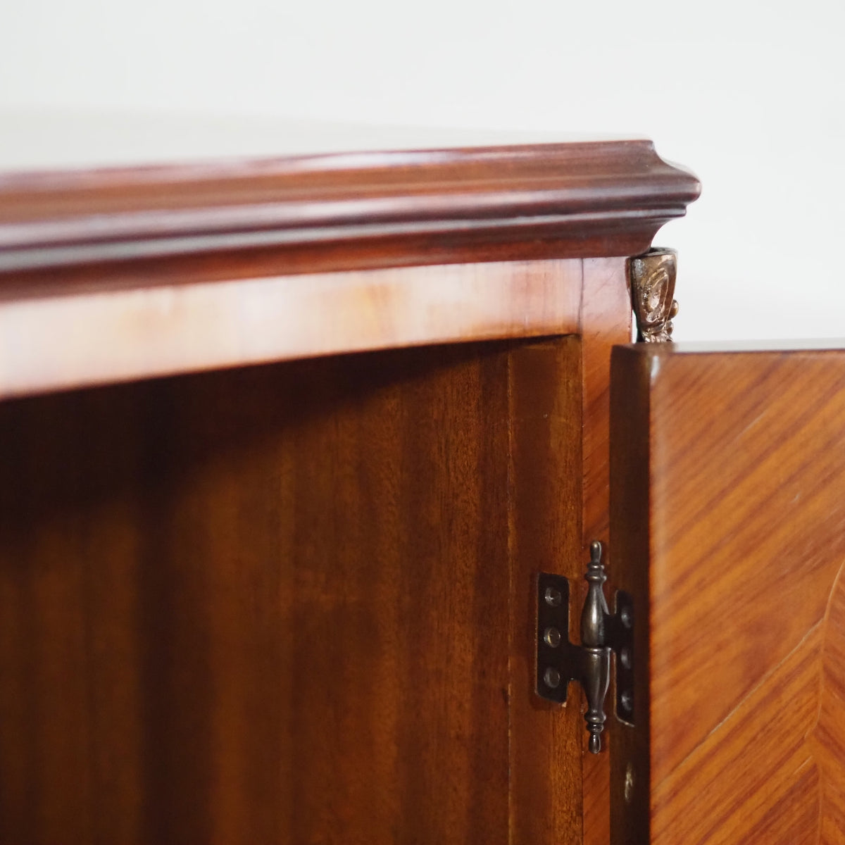 Schrank Louis XV Stil mit Blumenintarsien