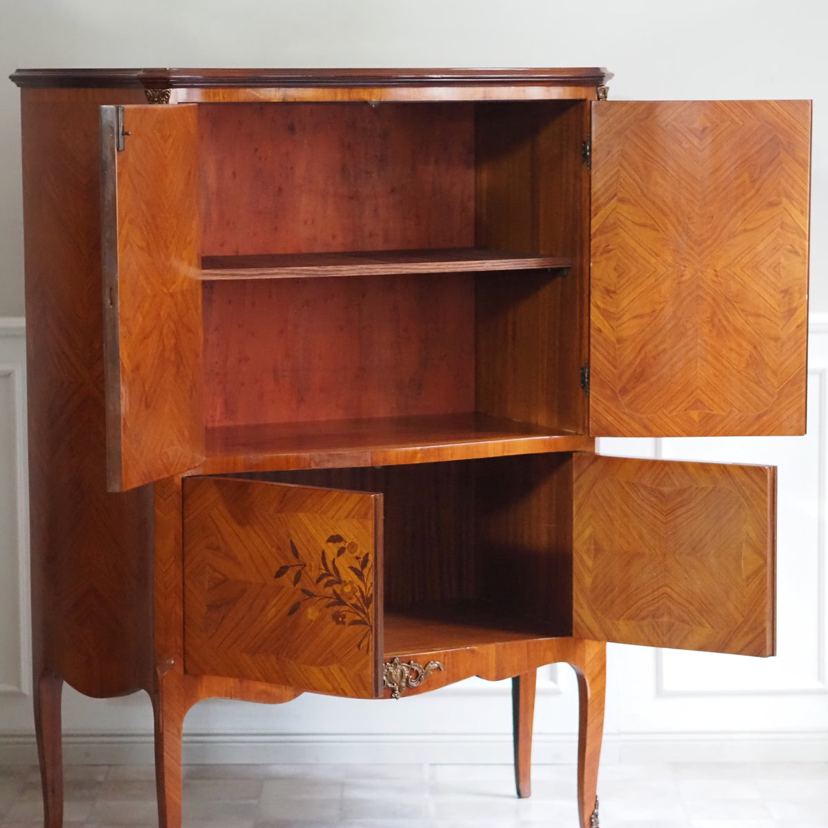 Schrank Louis XV Stil mit Blumenintarsien