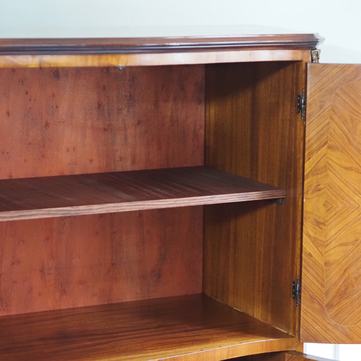 Schrank Louis XV Stil mit Blumenintarsien