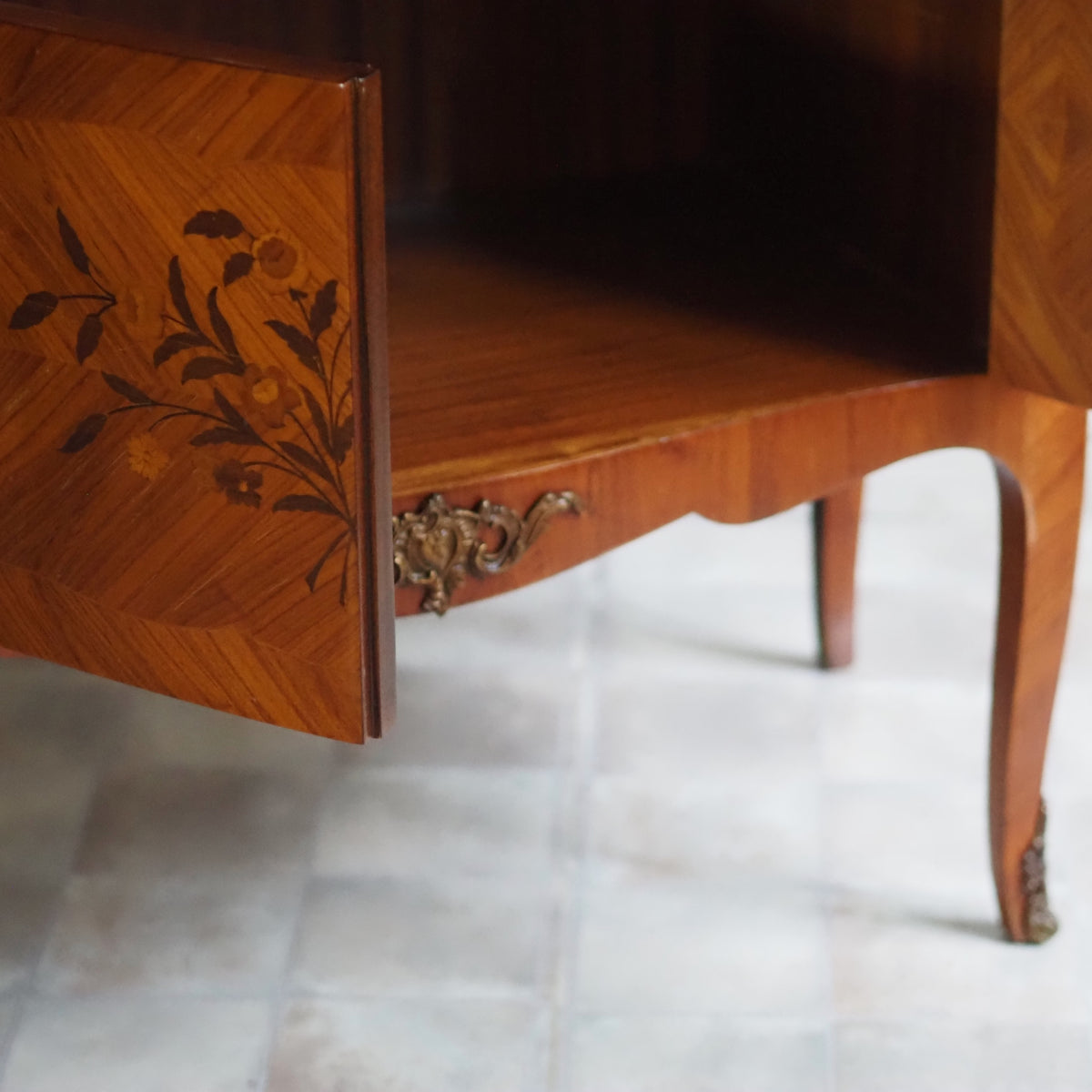 Schrank Louis XV Stil mit Blumenintarsien