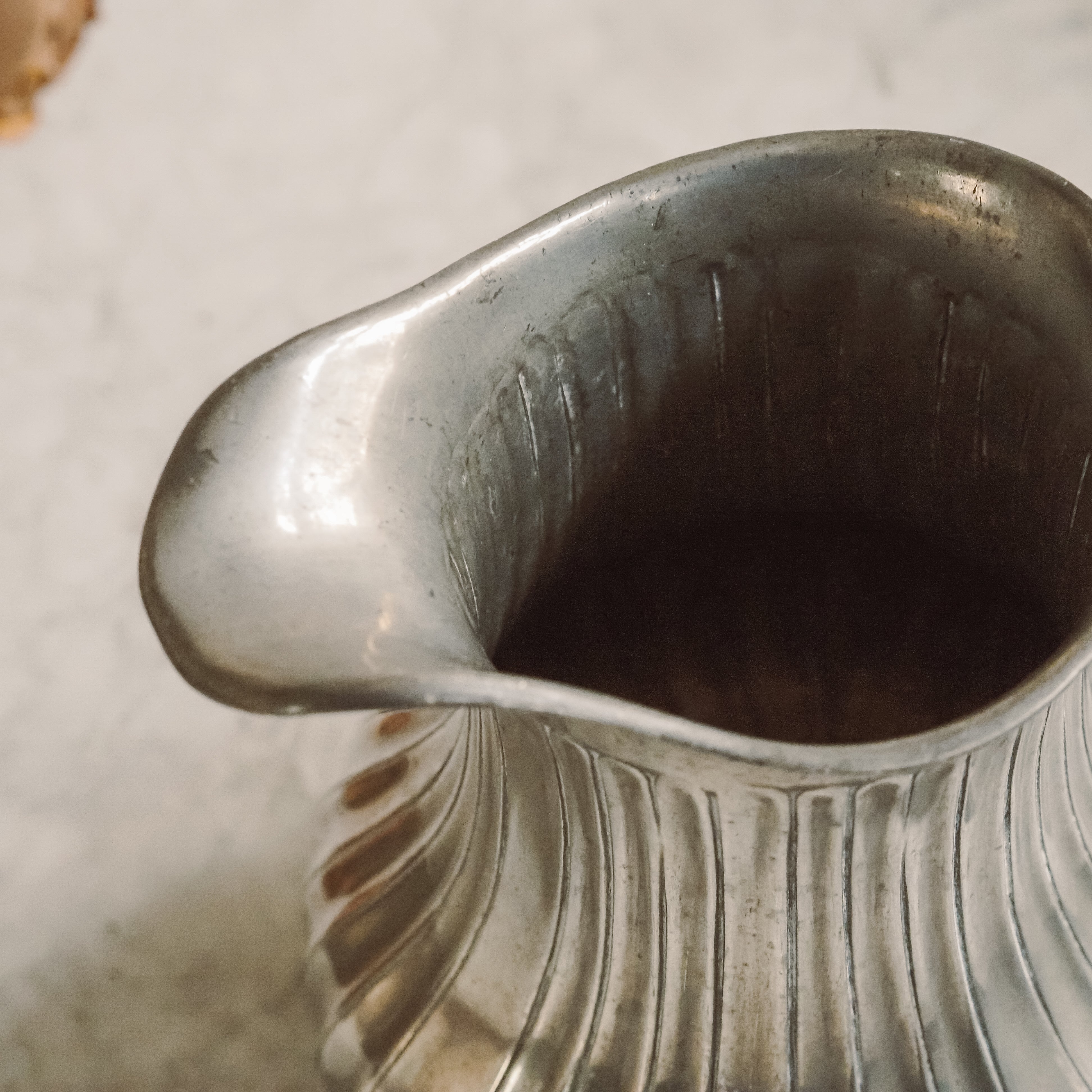 Krug aus Metall · gerippte Kanne mit historischem Charakter
