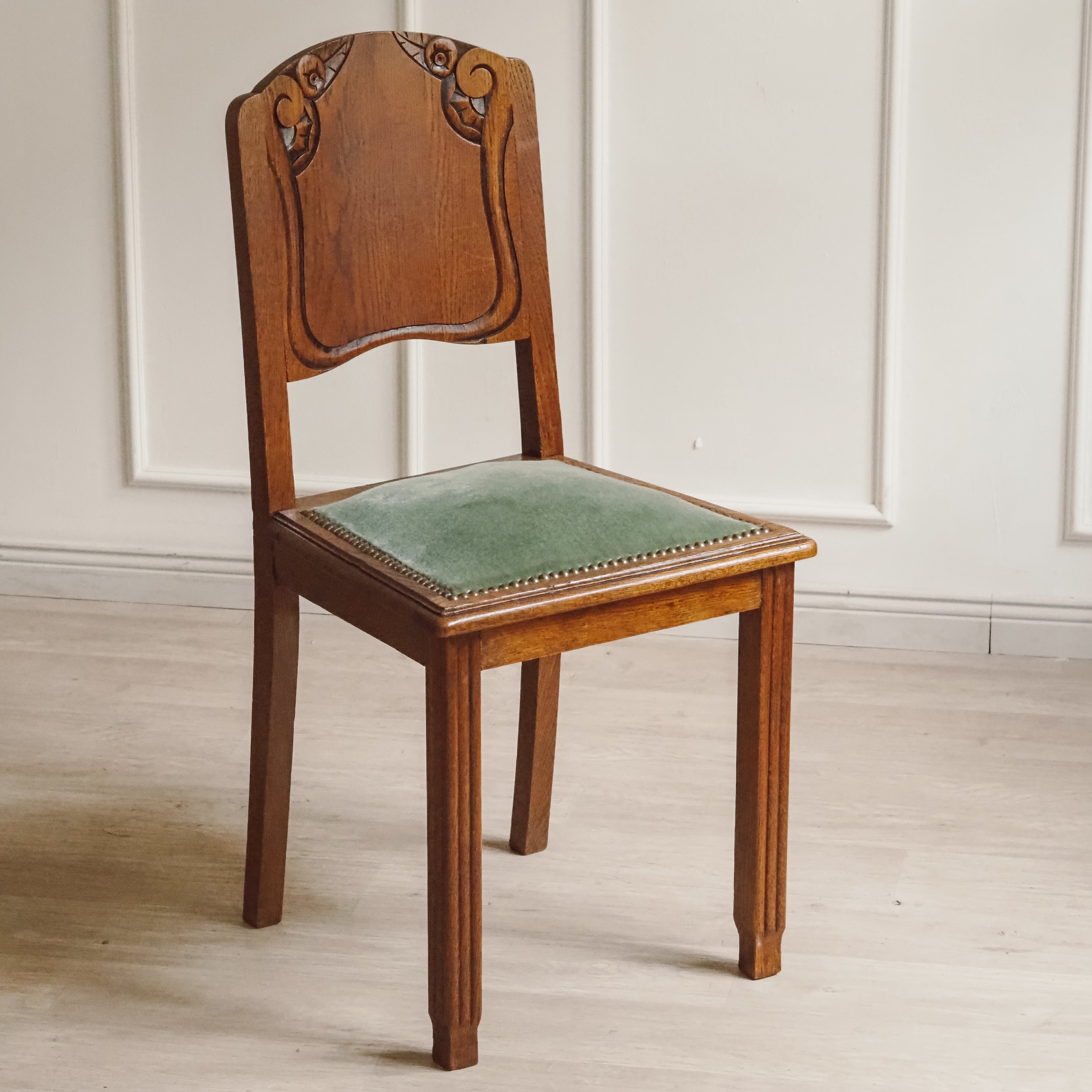 Art-Déco Stühle 4er-Set Eiche um 1920 – Grüner Samt