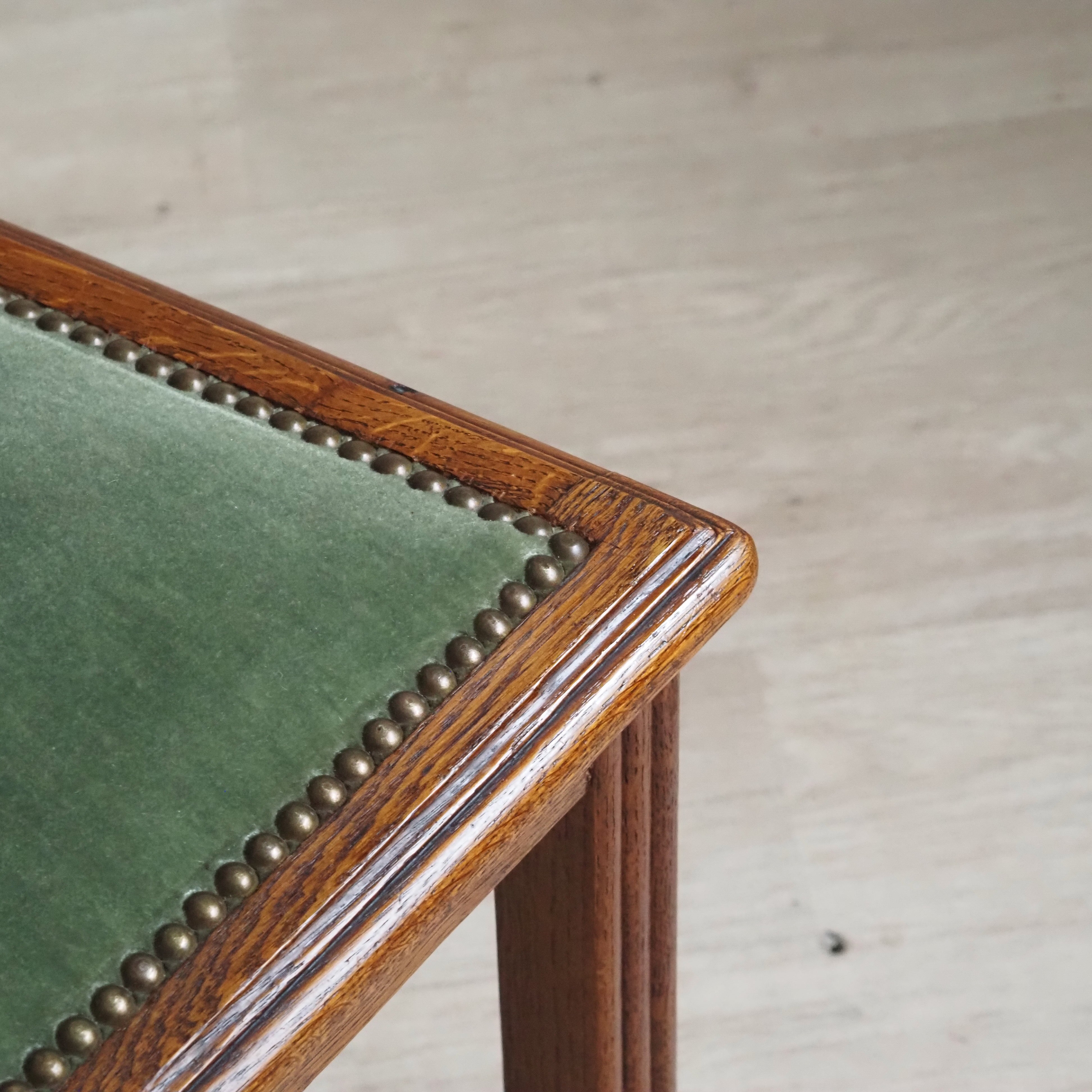 Art-Déco Stühle 4er-Set Eiche um 1920 – Grüner Samt