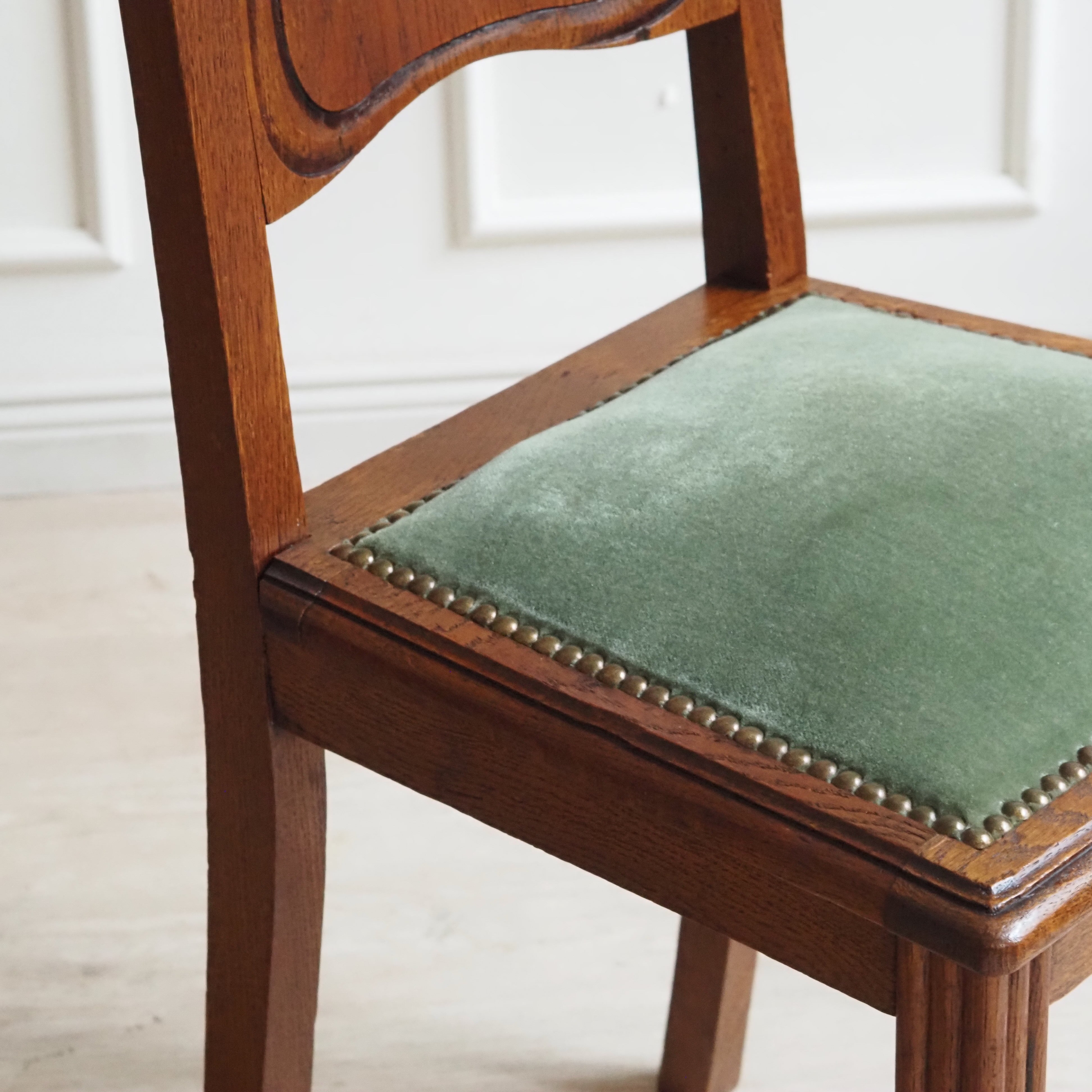 Art-Déco Stühle 4er-Set Eiche um 1920 – Grüner Samt