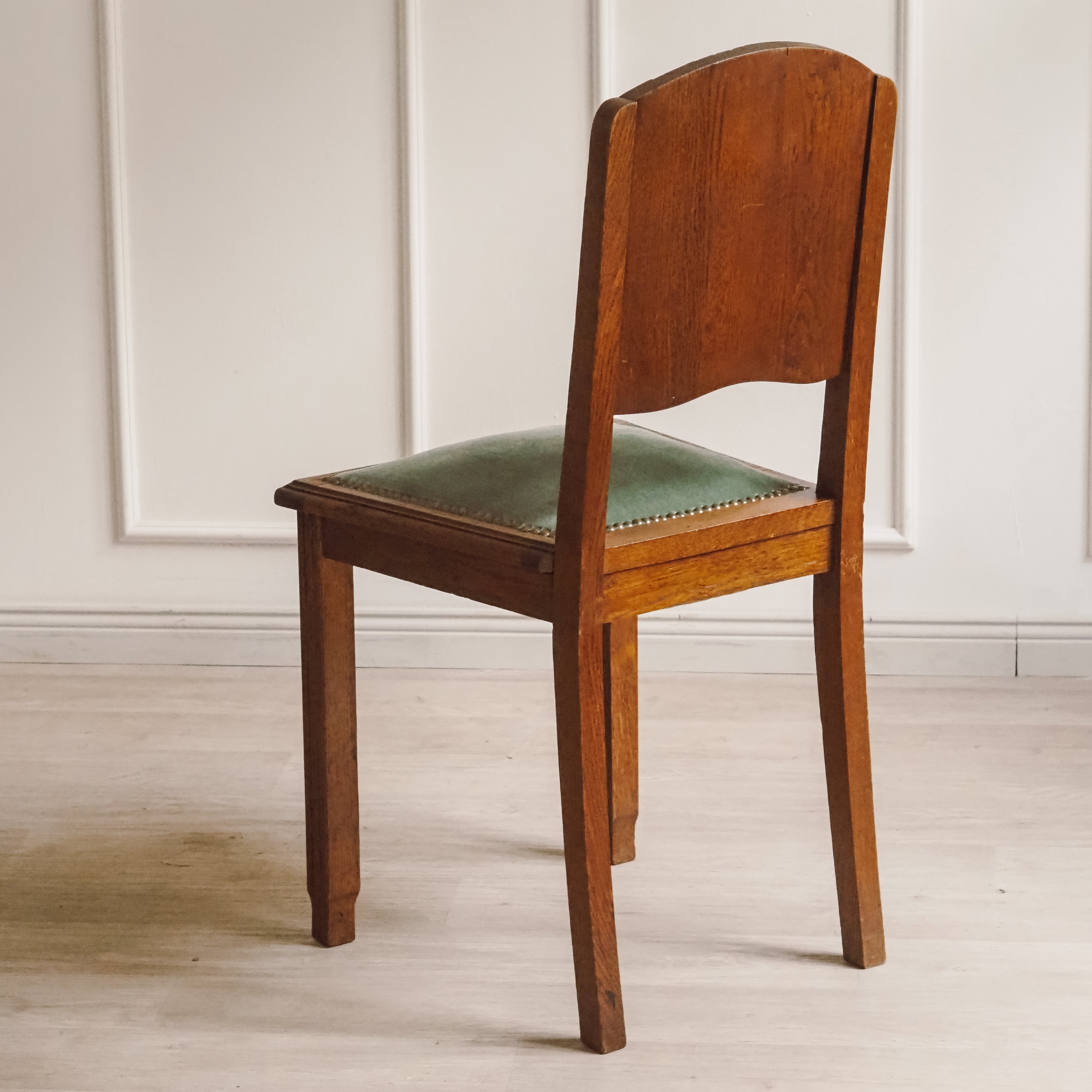 Art-Déco Stühle 4er-Set Eiche um 1920 – Grüner Samt