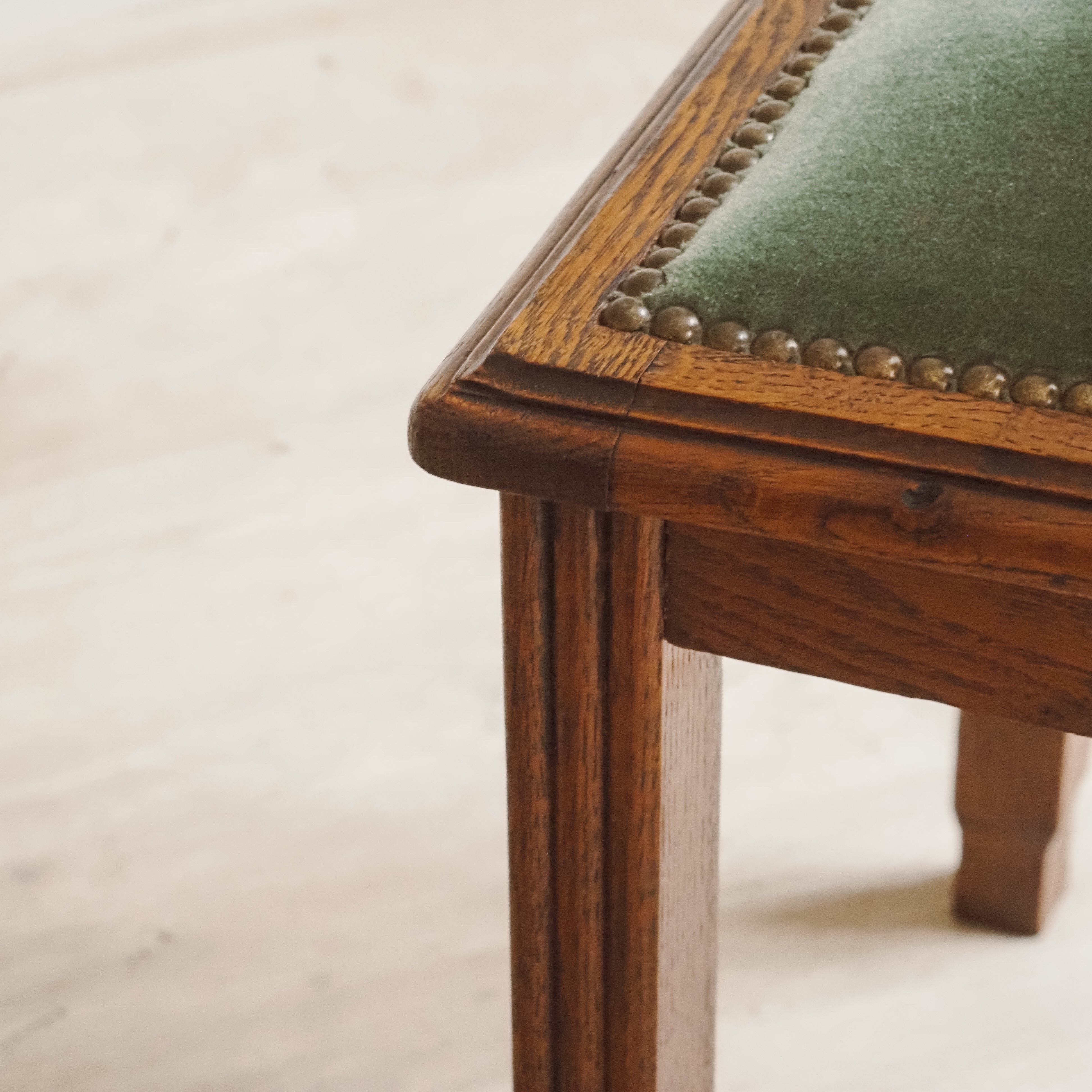 Art-Déco Stühle 4er-Set Eiche um 1920 – Grüner Samt