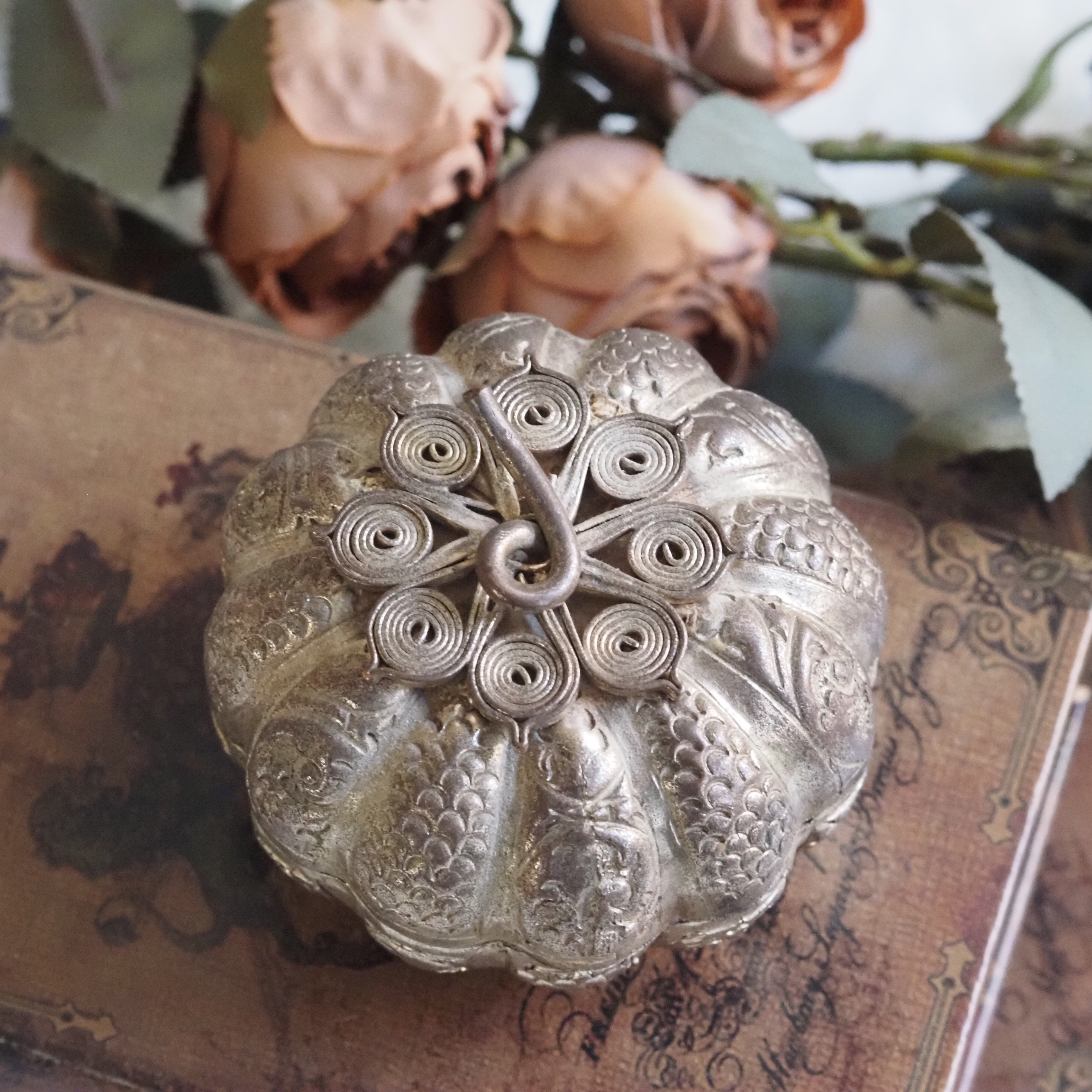Runde Deckeldose · historisierendes Metallobjekt · florales Relief
