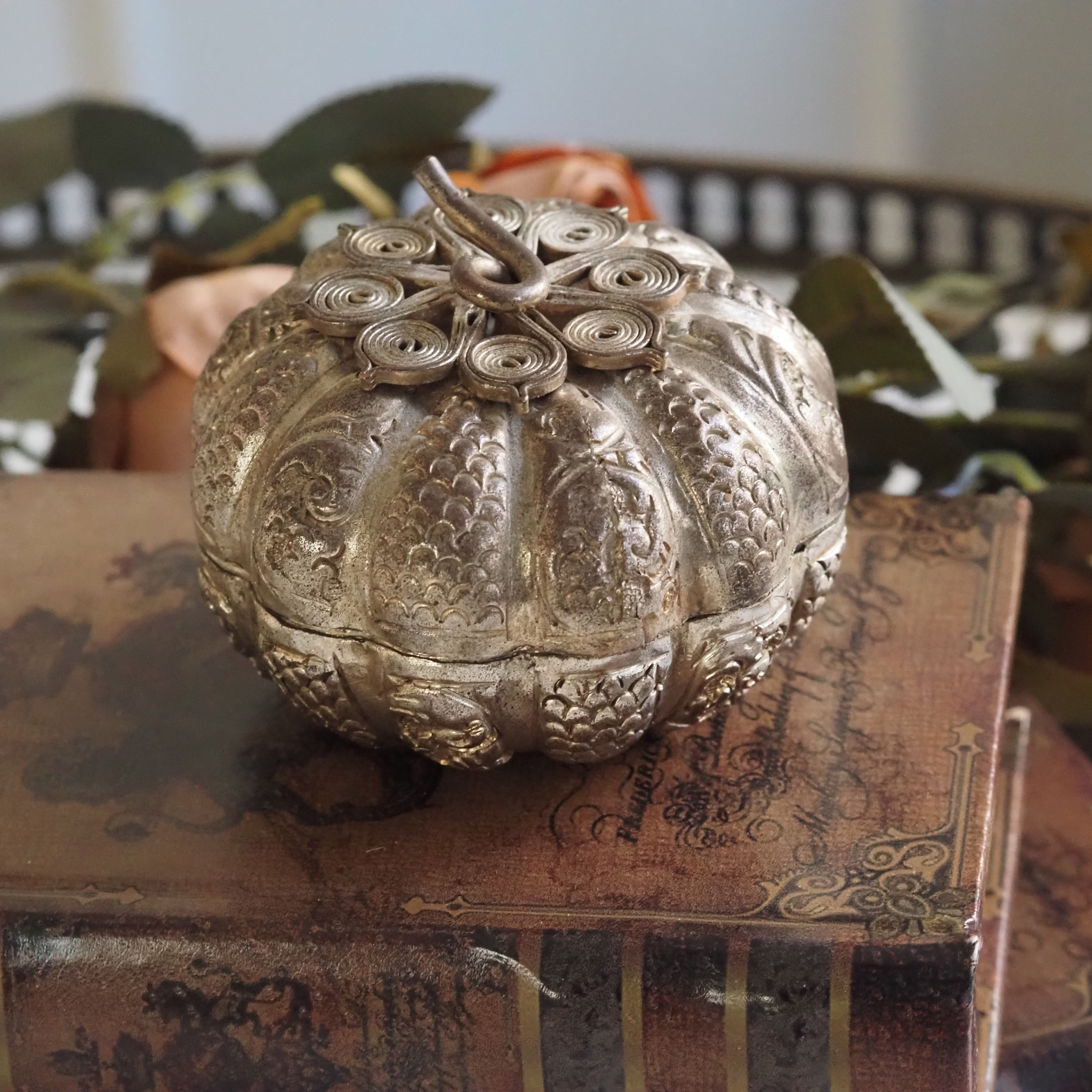 Runde Deckeldose · historisierendes Metallobjekt · florales Relief