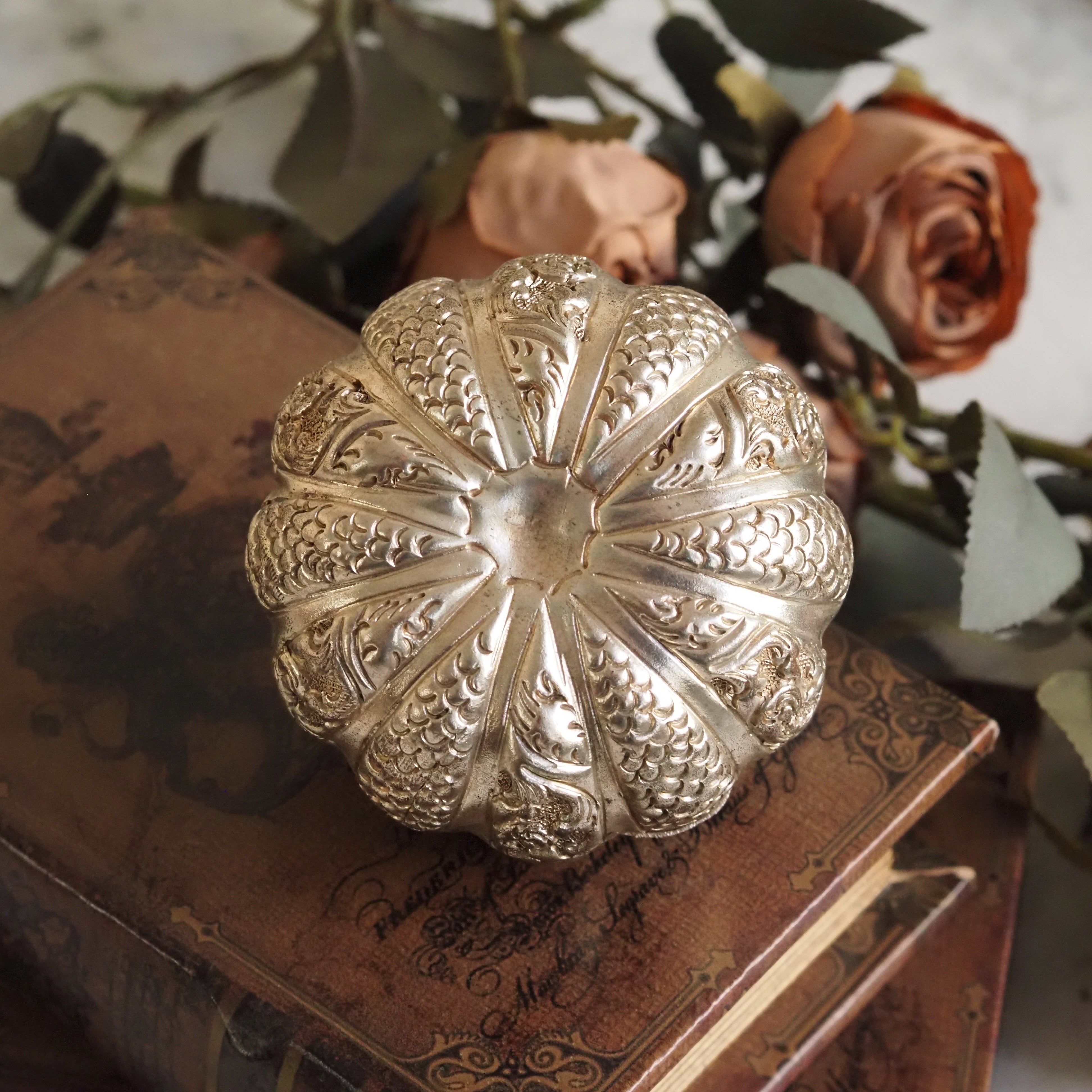 Runde Deckeldose · historisierendes Metallobjekt · florales Relief