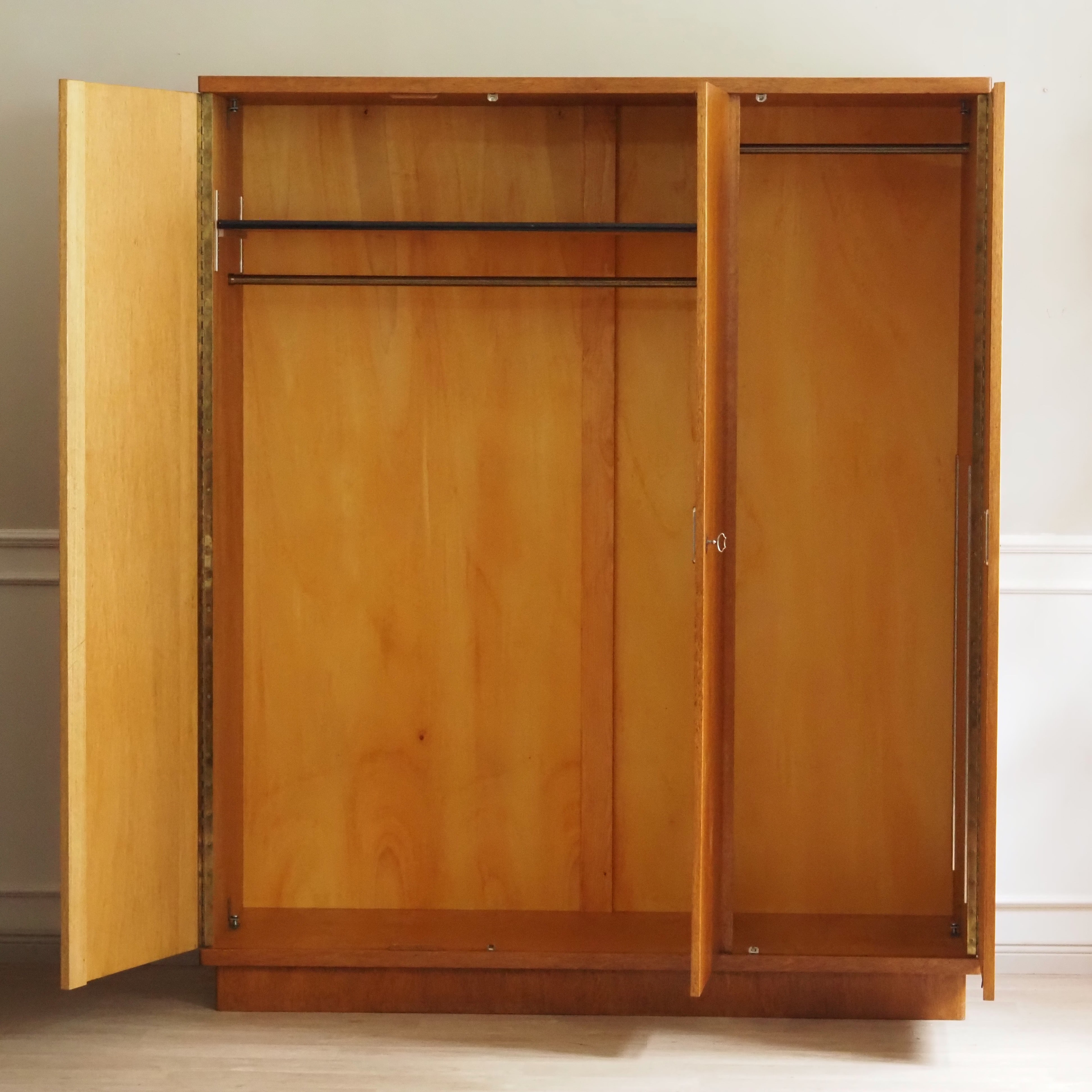 Midcentury Kleiderschrank aus Limbaholz um 1960