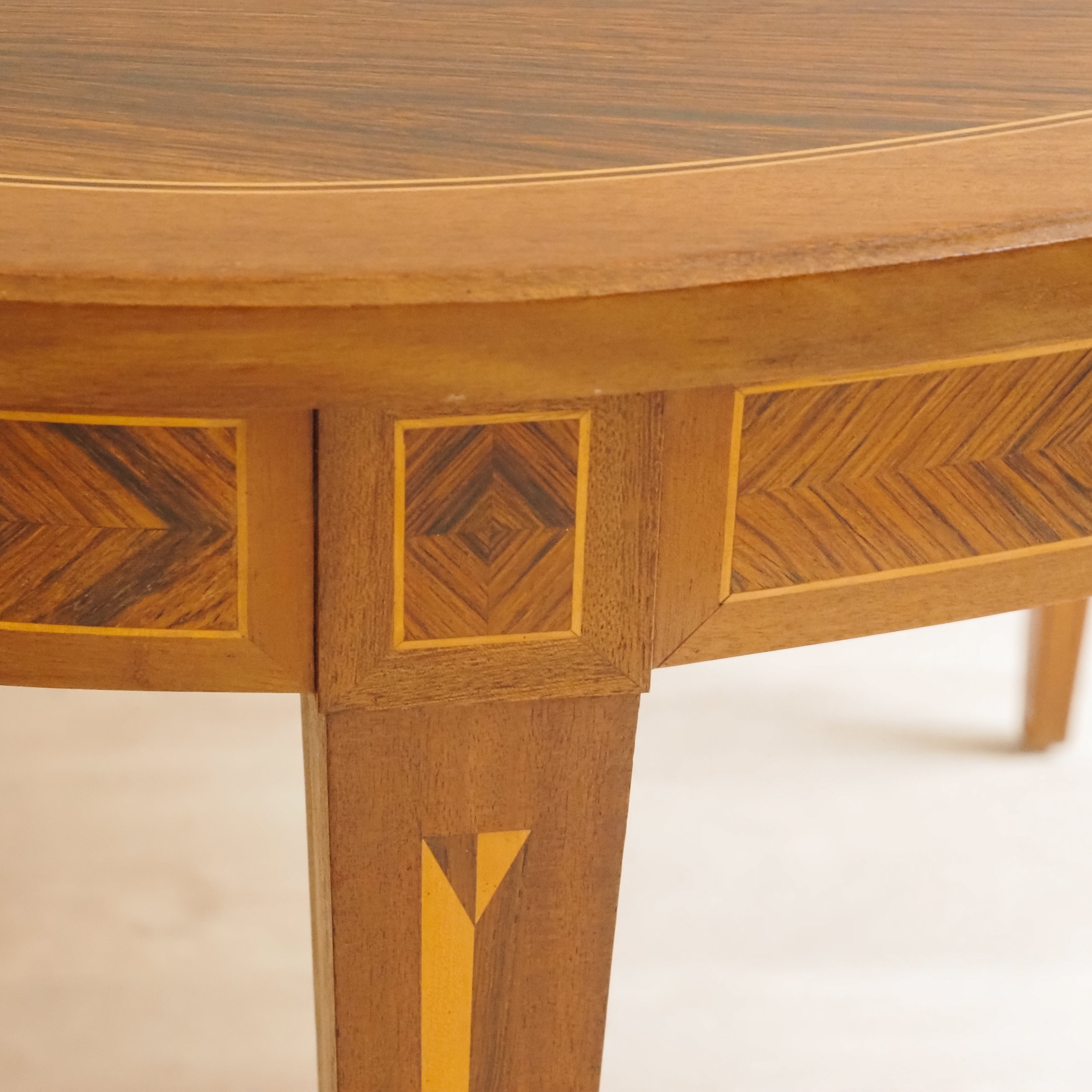 Esstisch Louis-XVI-Stil oval mit Intarsien