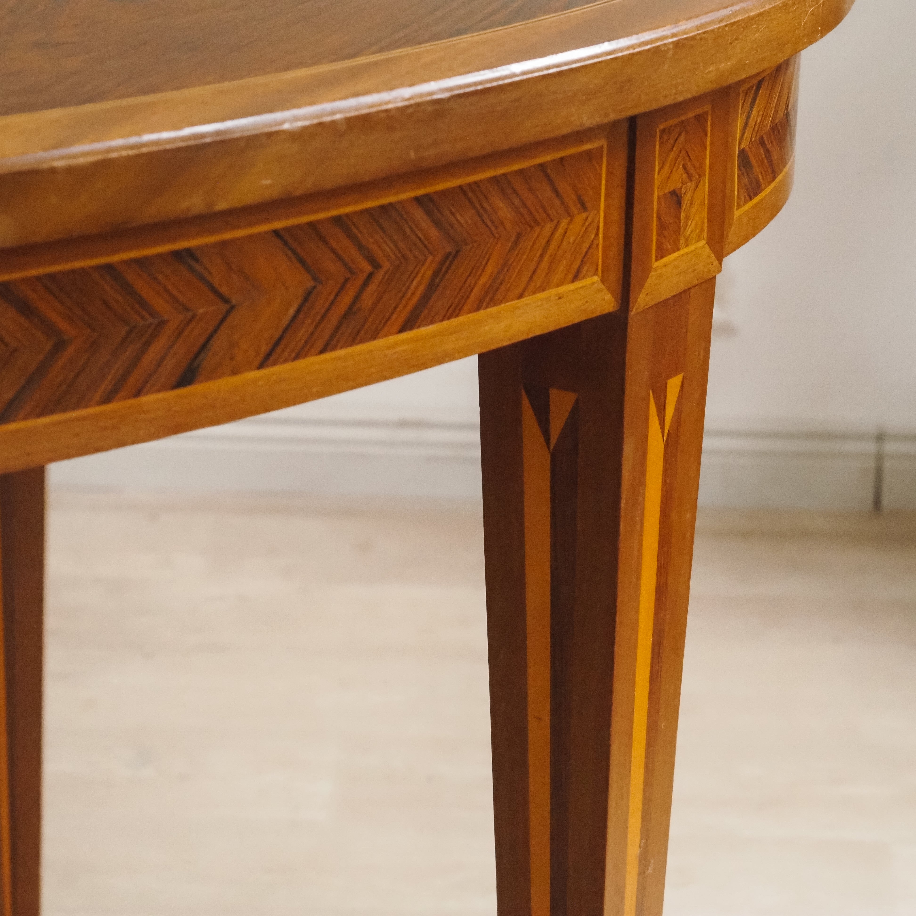Esstisch Louis-XVI-Stil oval mit Intarsien