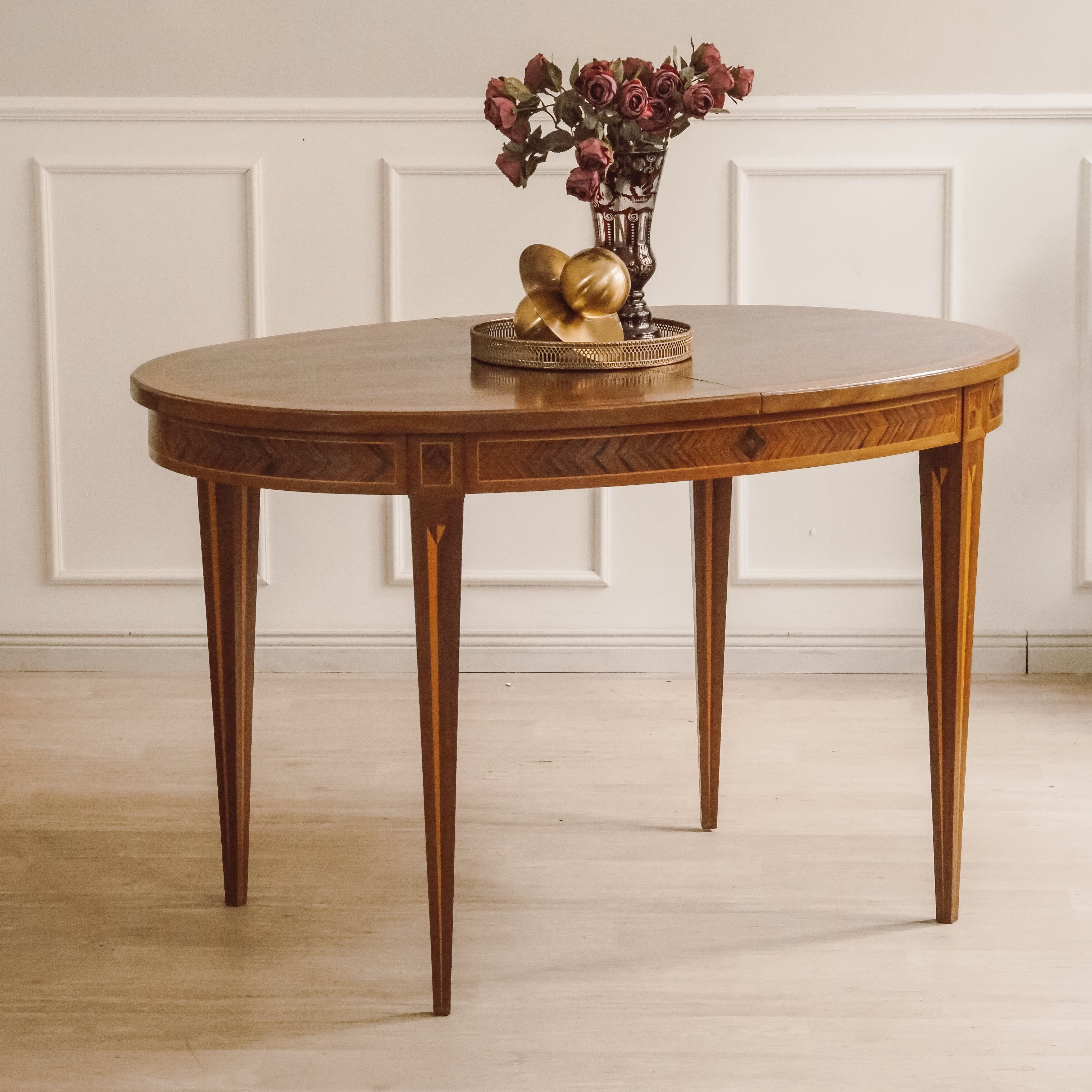 Esstisch Louis-XVI-Stil oval mit Intarsien