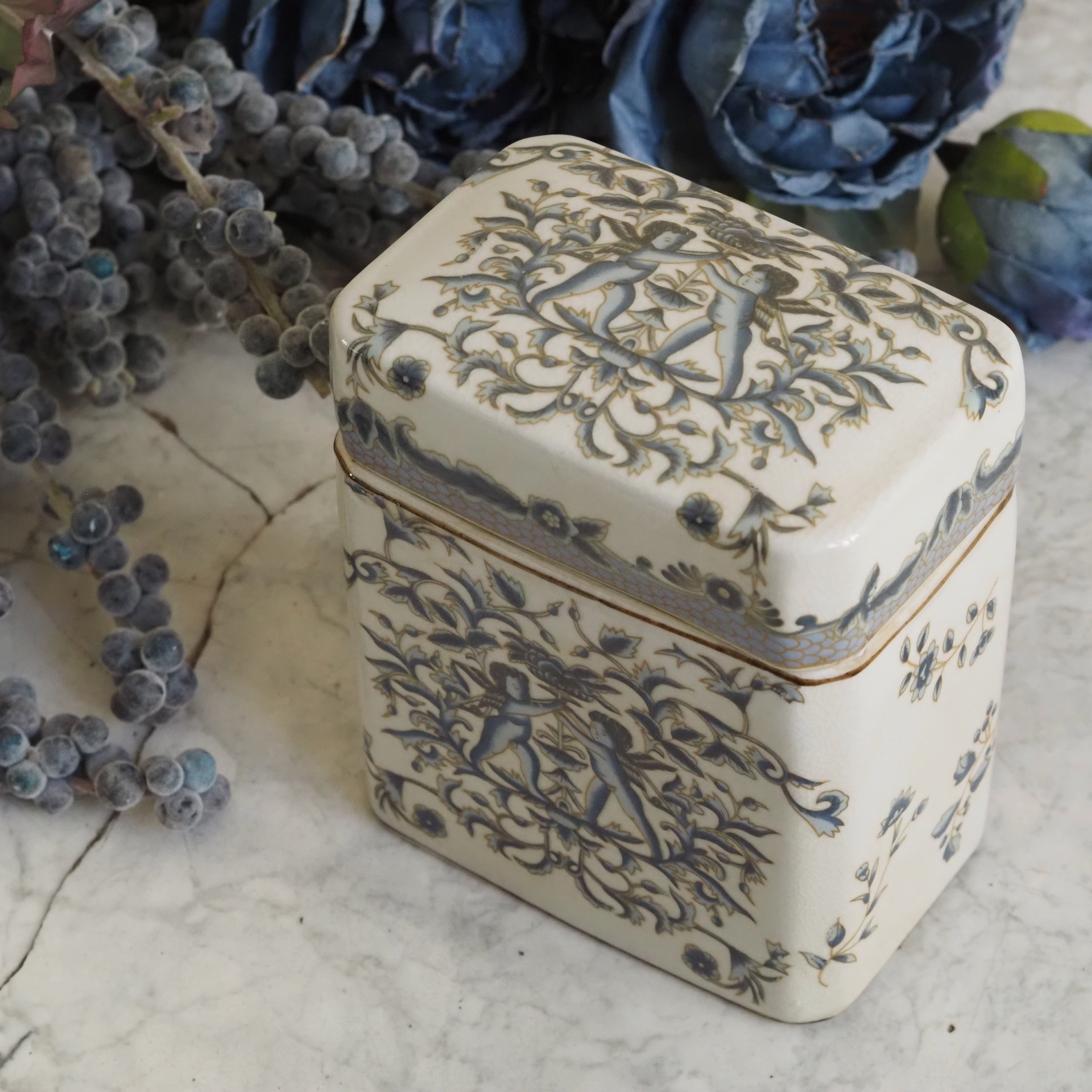 Porzellan Schachtel · historisierendes Dekor mit Engelmotiv in Blau