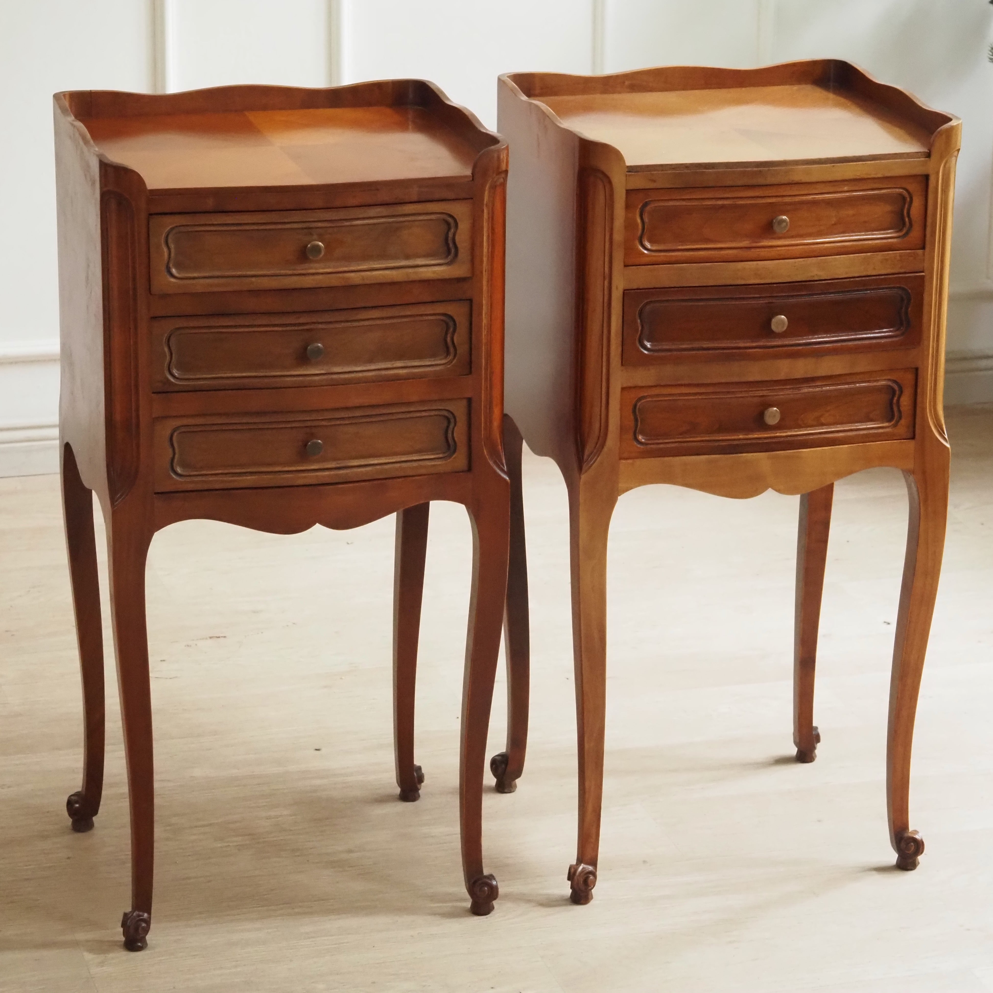 Louis-Philippe Nachttischpaar, 3 Schubladen, um 1830–1860