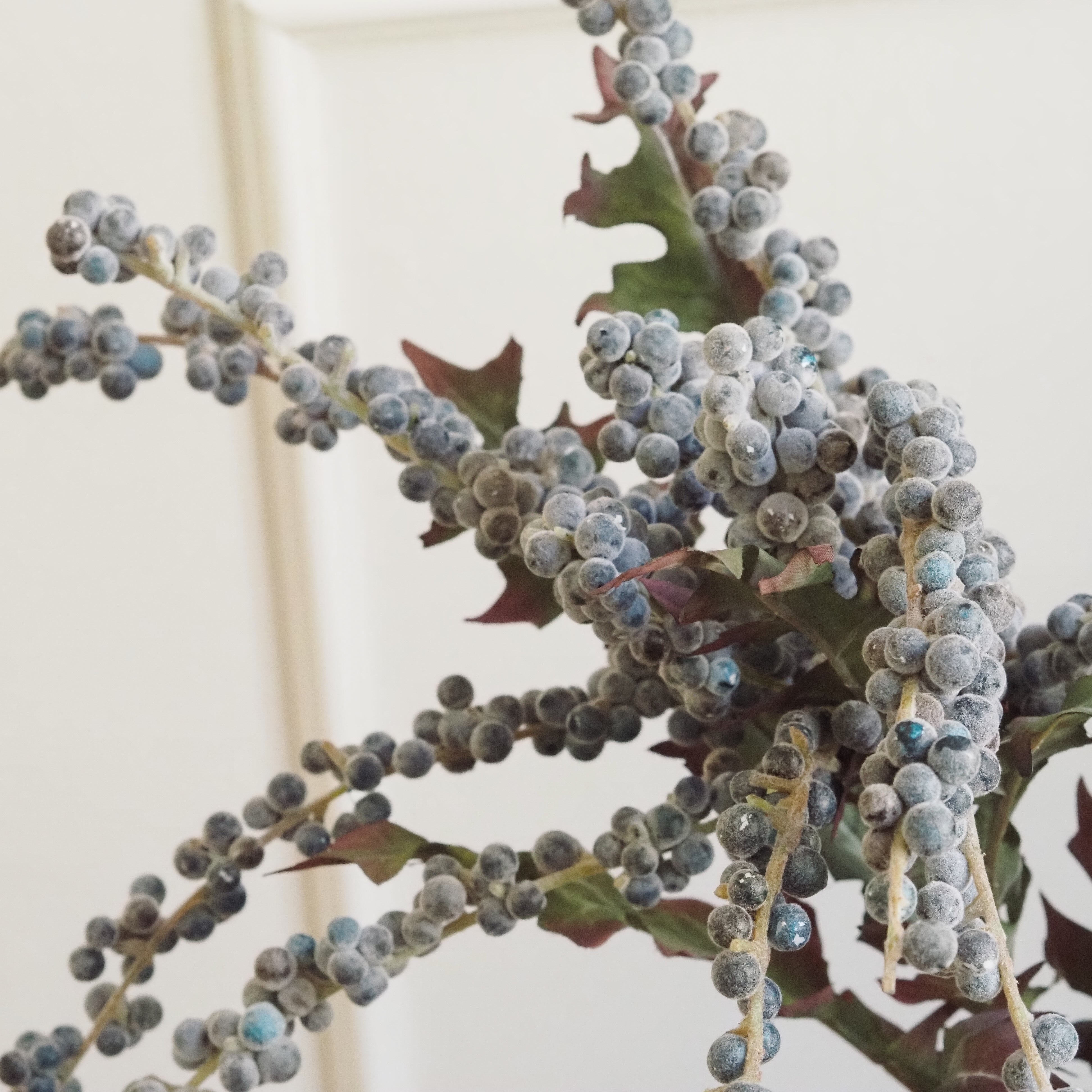 Beerenzweig mit Blättern · graugrün · Floristikobjekt